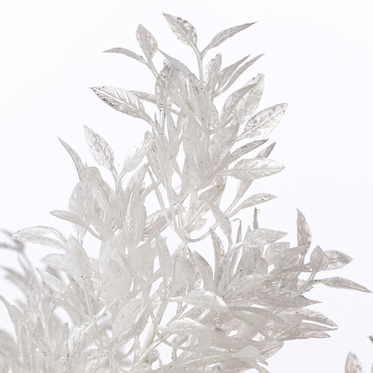 16" Tea Leaf Bush: Pearl White & Silver (7 Stem) Lifestyle Photo