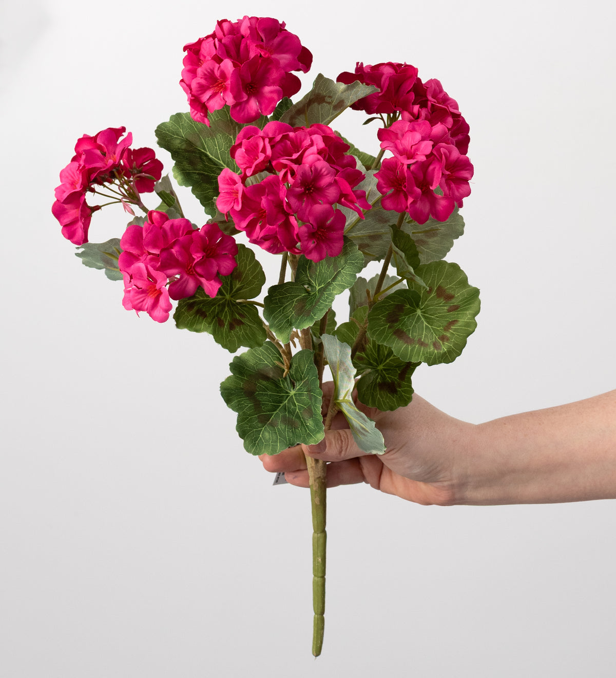 18" Artificial Geranium Bush: Magenta Pink (7 Stem) detail photo 3