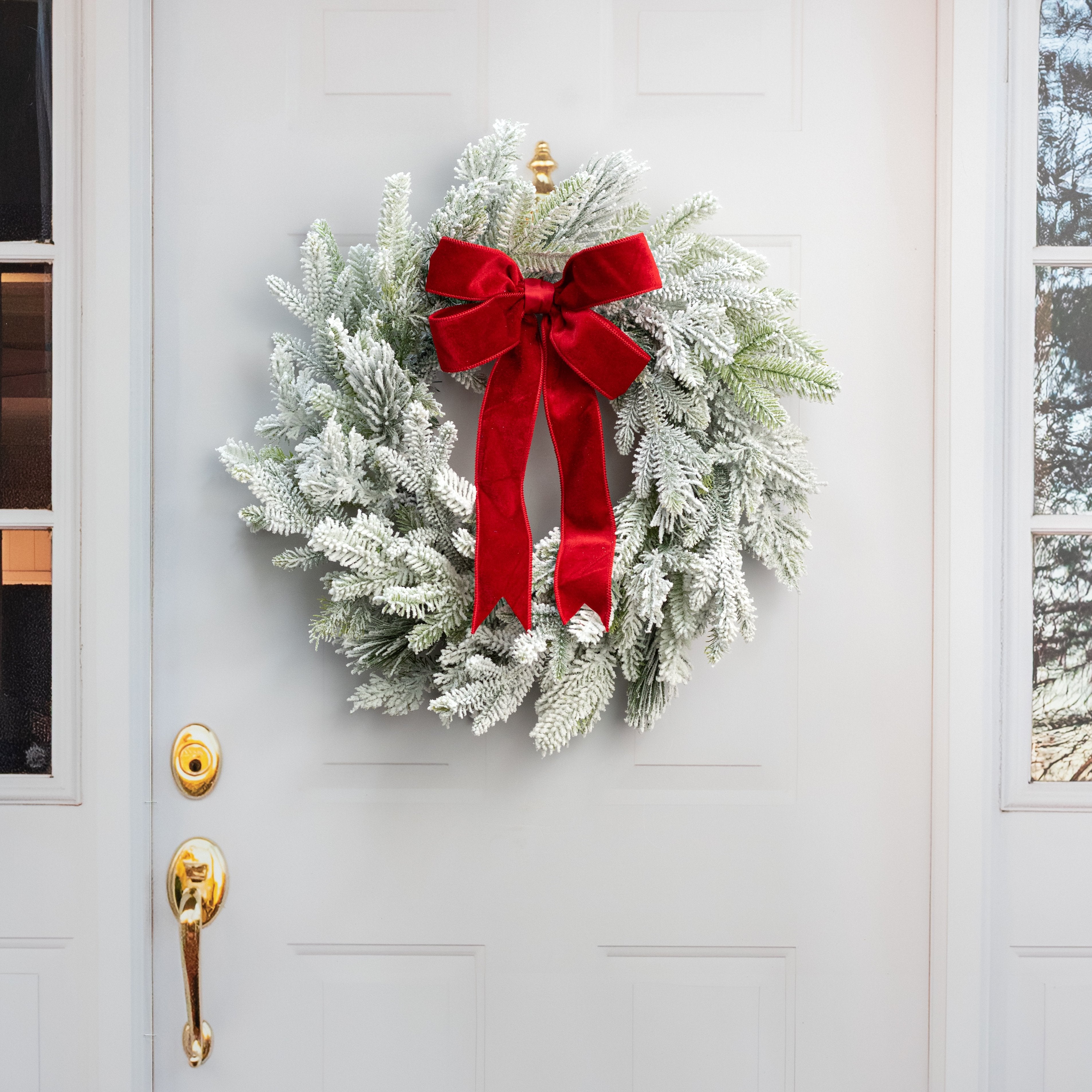24" Swiss Pine Wreath: Flocked Evergreen (45 Tips) detail photo 4