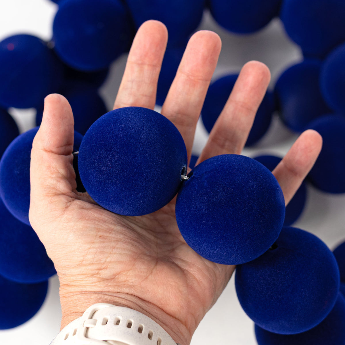 72" Flocked Ball Garland: 50mm Navy Blue (36 Balls) detail photo 3