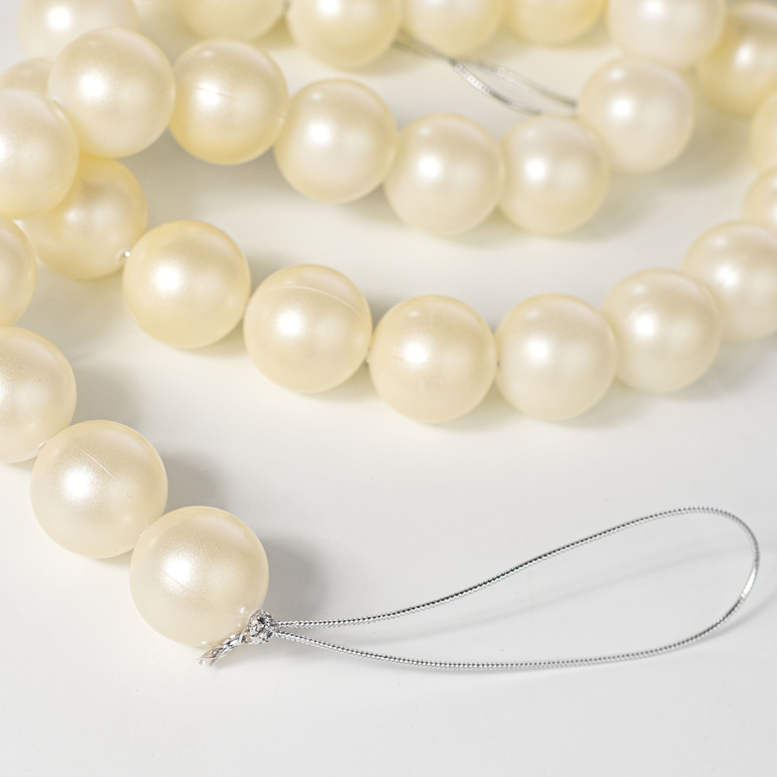 72" Pearl Garland: 30mm Ivory (60 Pearls) detail photo 6