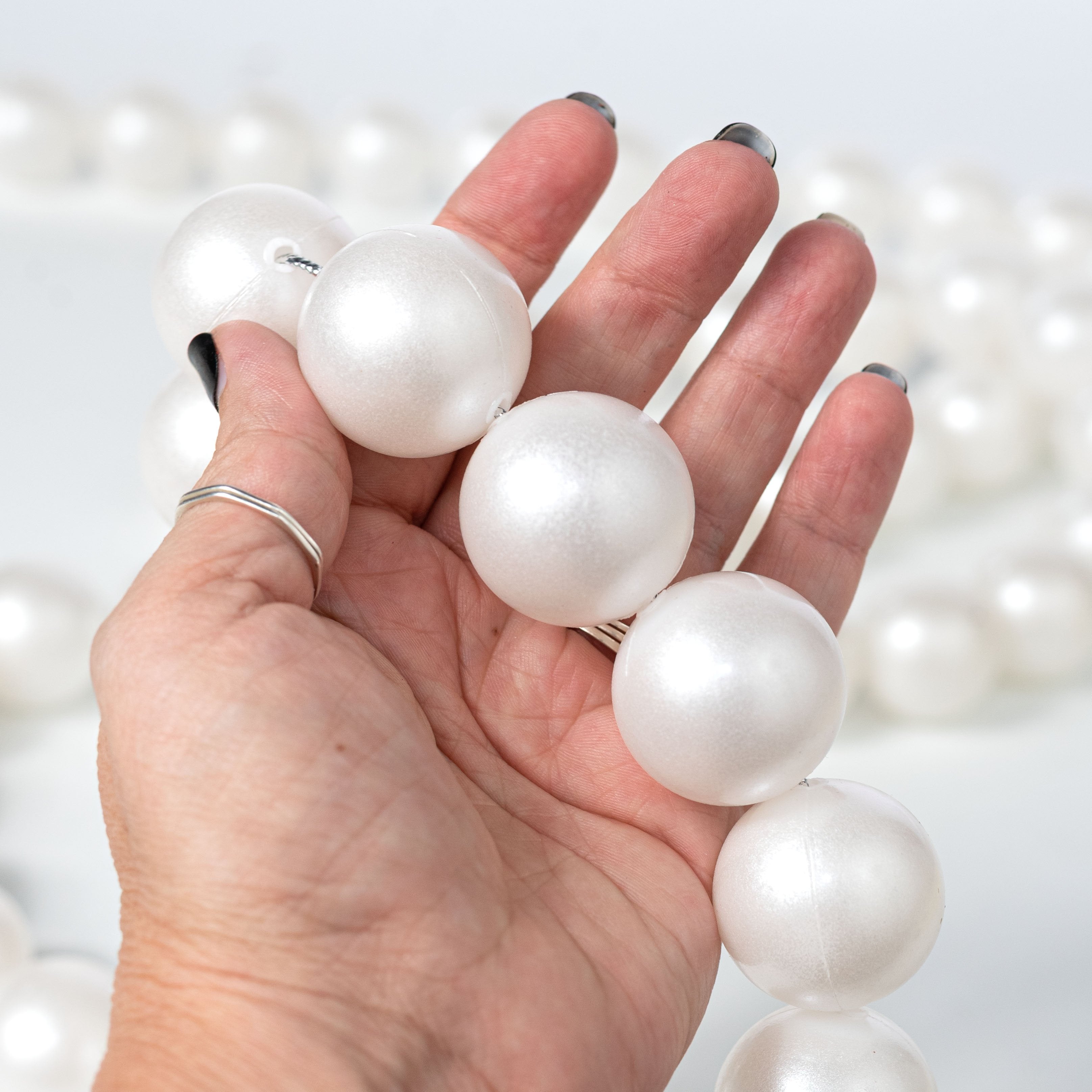 72" Pearl Garland: 30mm White (60 Pearls) detail photo 3