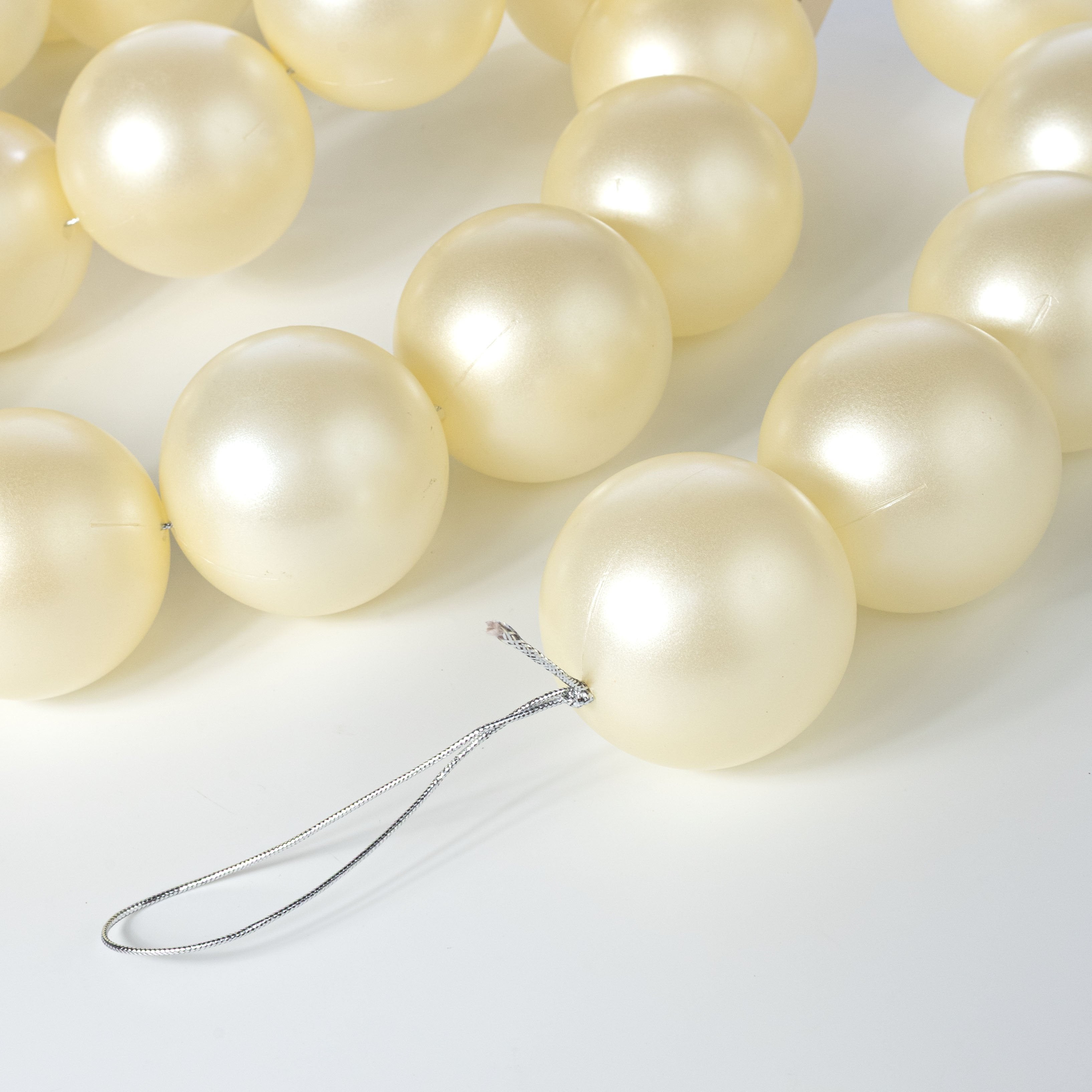 72" Pearl Garland: 70mm Ivory (26 Pearls) detail photo 4