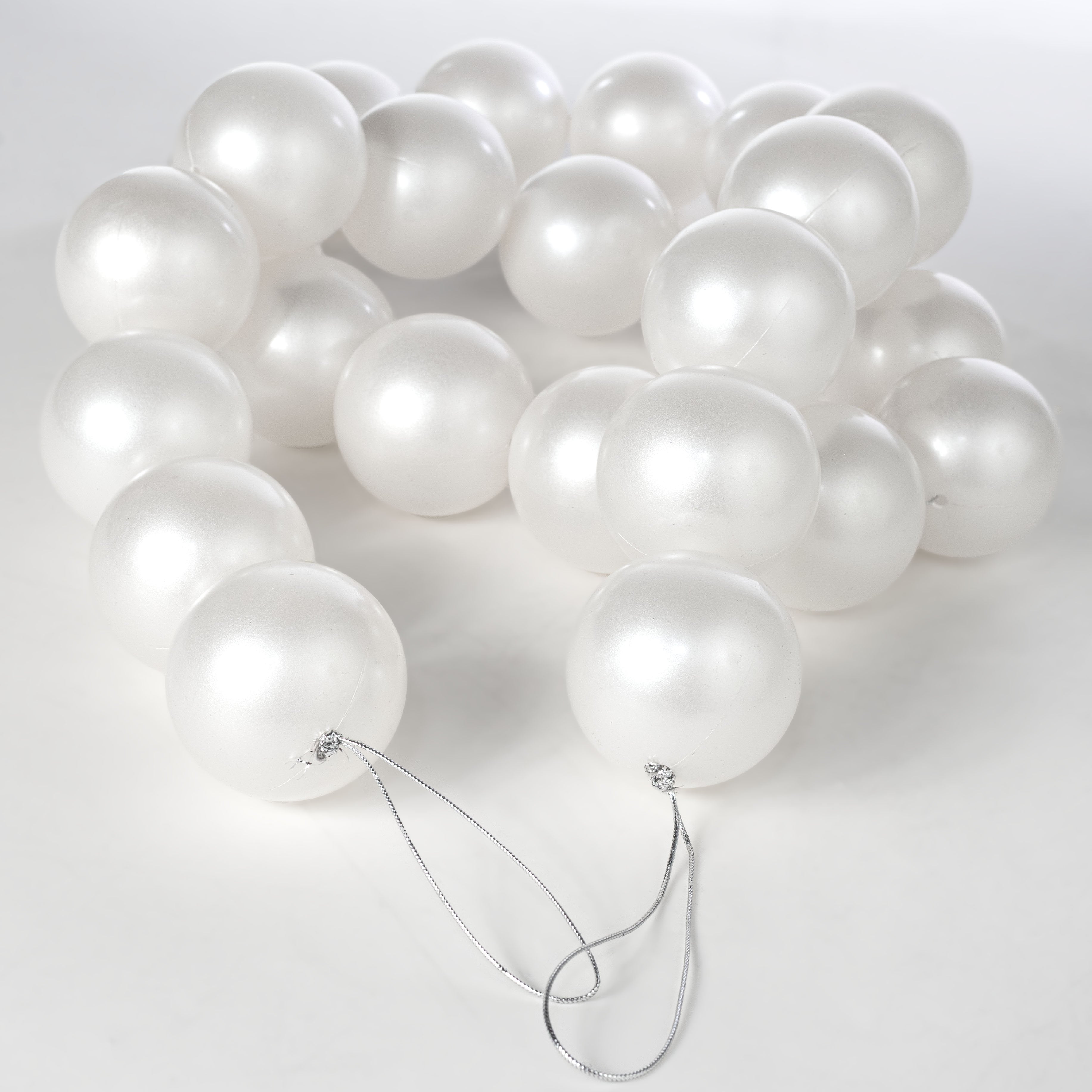 72" Pearl Garland: 70mm White (26 Pearls) detail photo 4