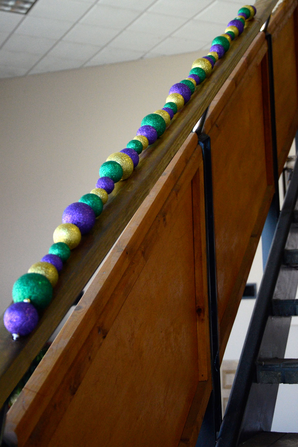 Large Mardi Gras Ball Garland: 6'