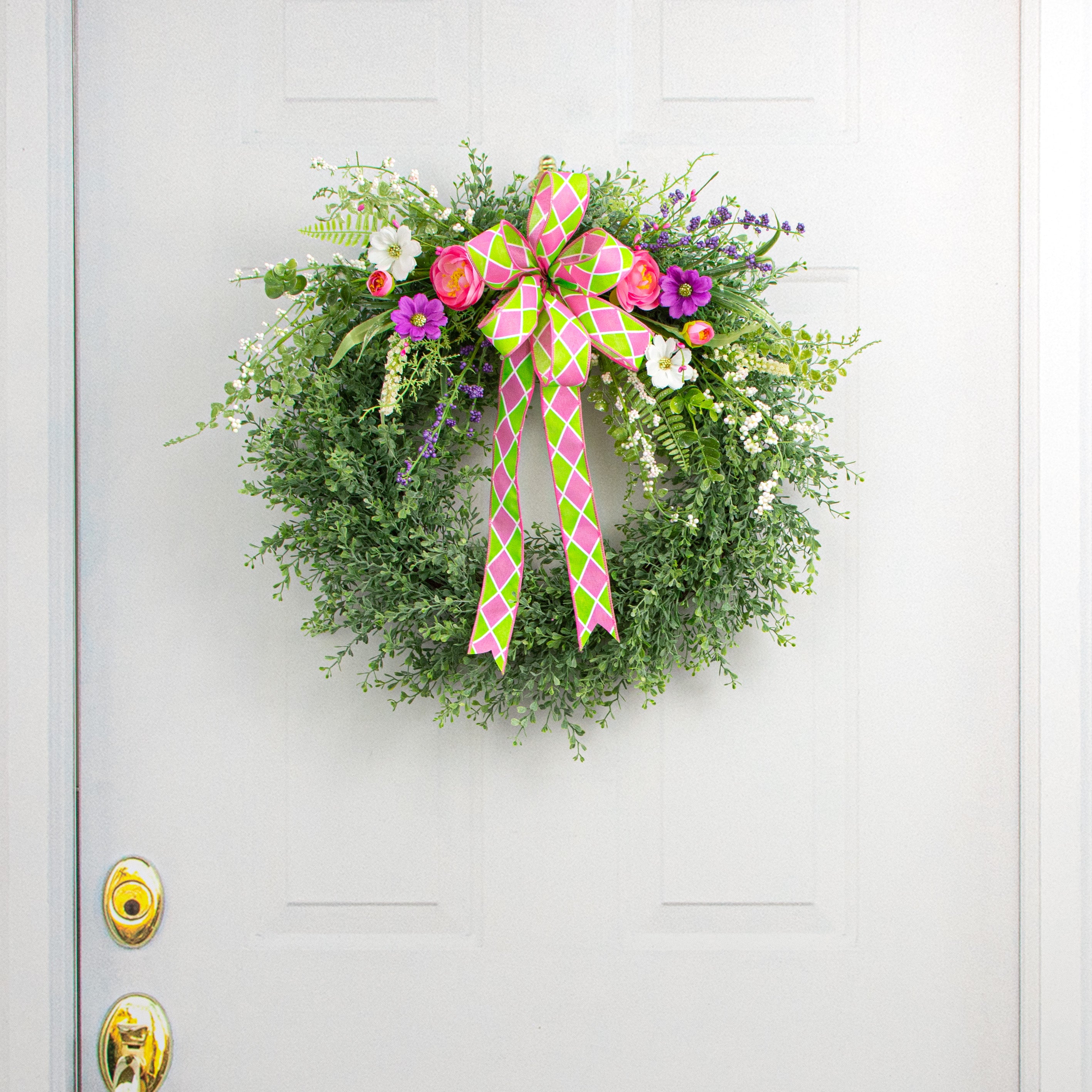 22" Boxwood Wreath: Dusty Green Lifestyle Photo