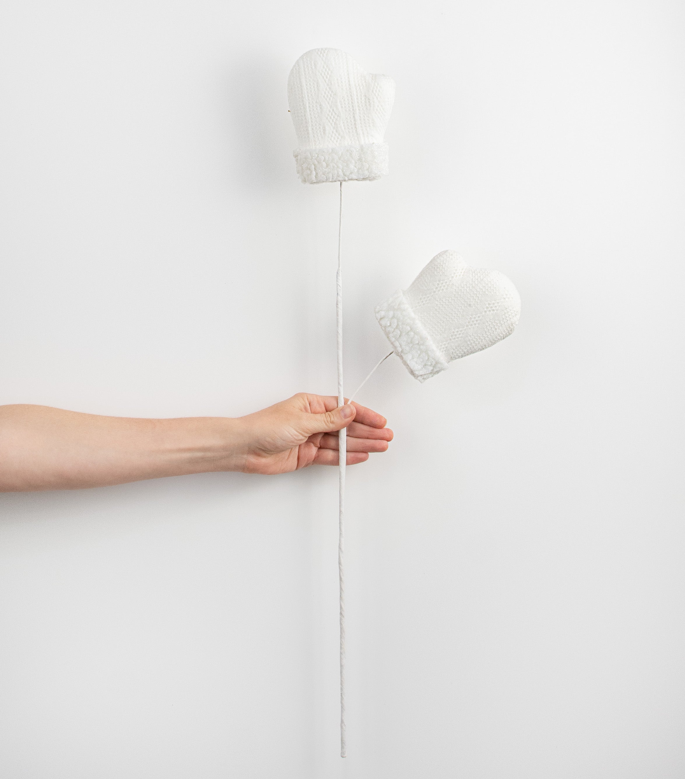 26" Cable Knit Mitten Spray: White detail photo 3