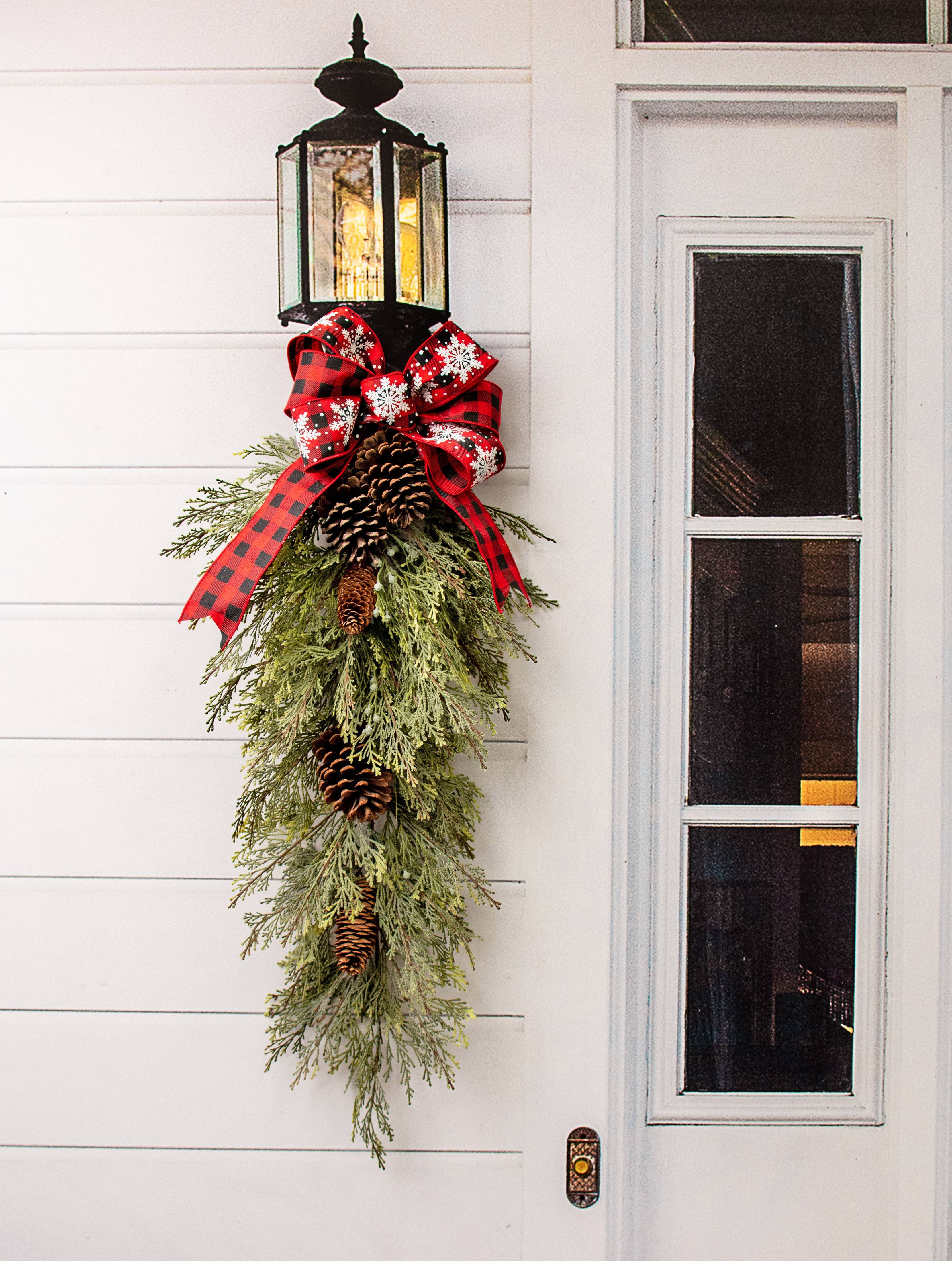 32" Cedar & Pinecone Teardrop Lifestyle Photo