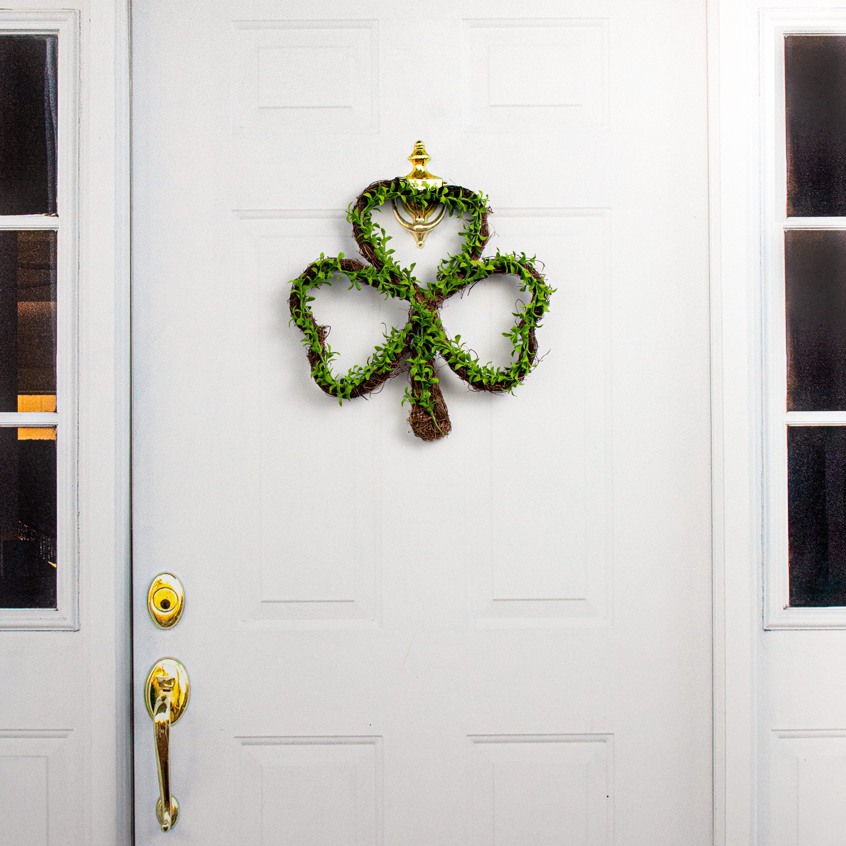 15" Clover Boxwood Grapevine Hanger detail photo 5