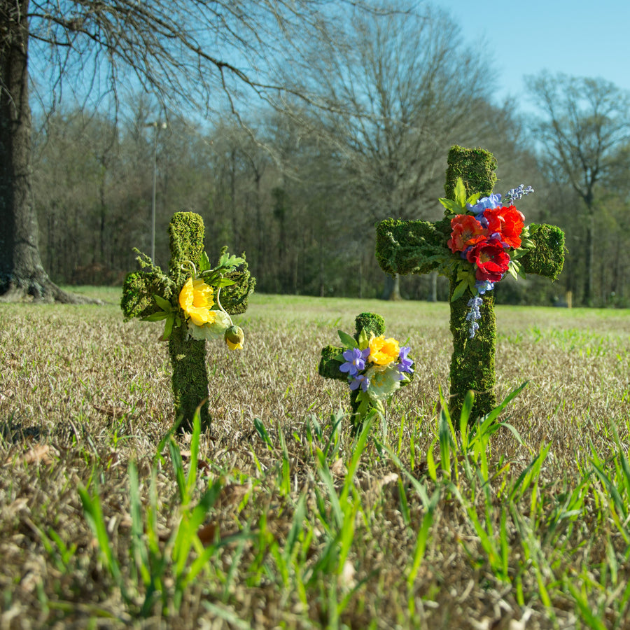 19" Cross Stake With Green Sheet Moss detail photo 3