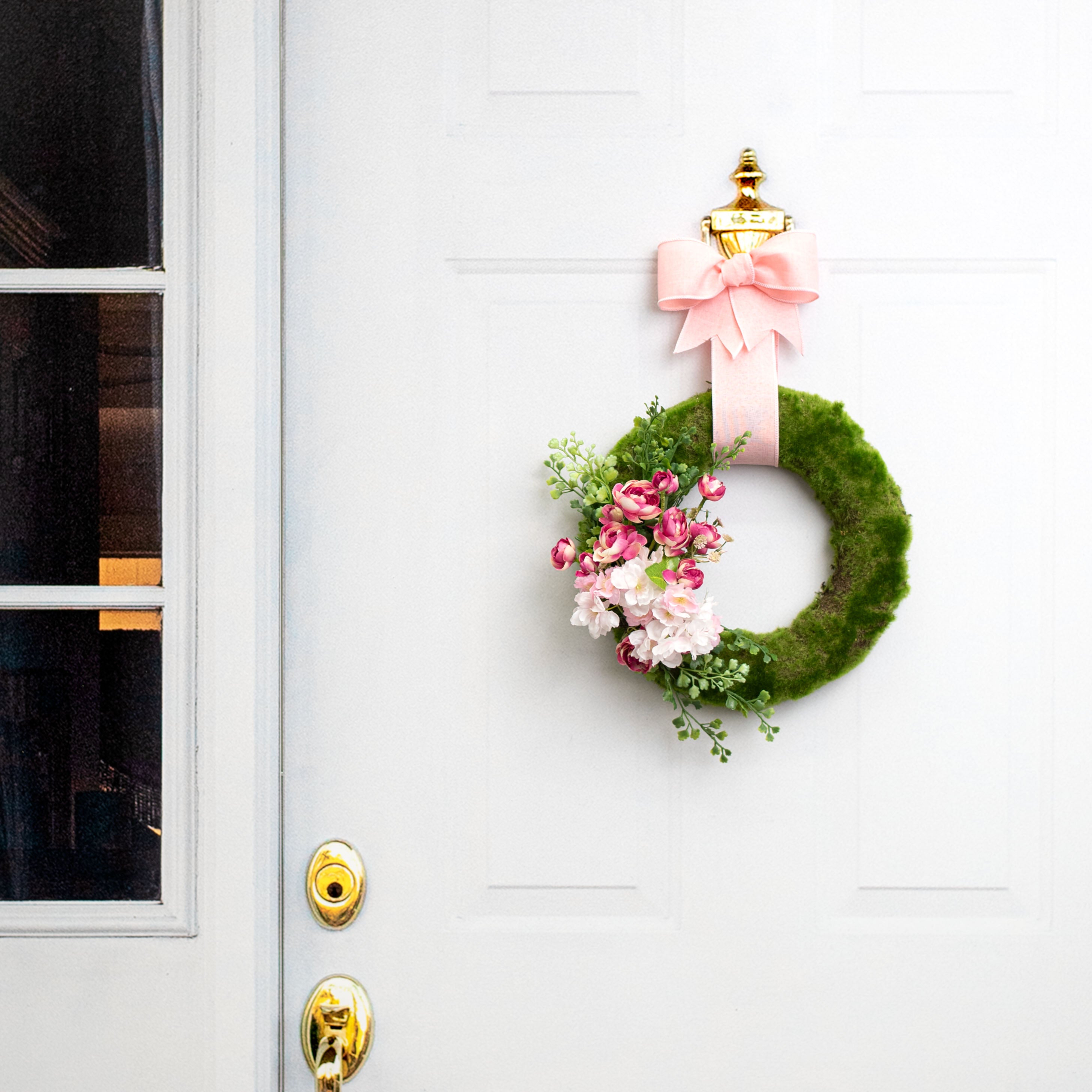 12" Cushion Moss Wreath Lifestyle Photo
