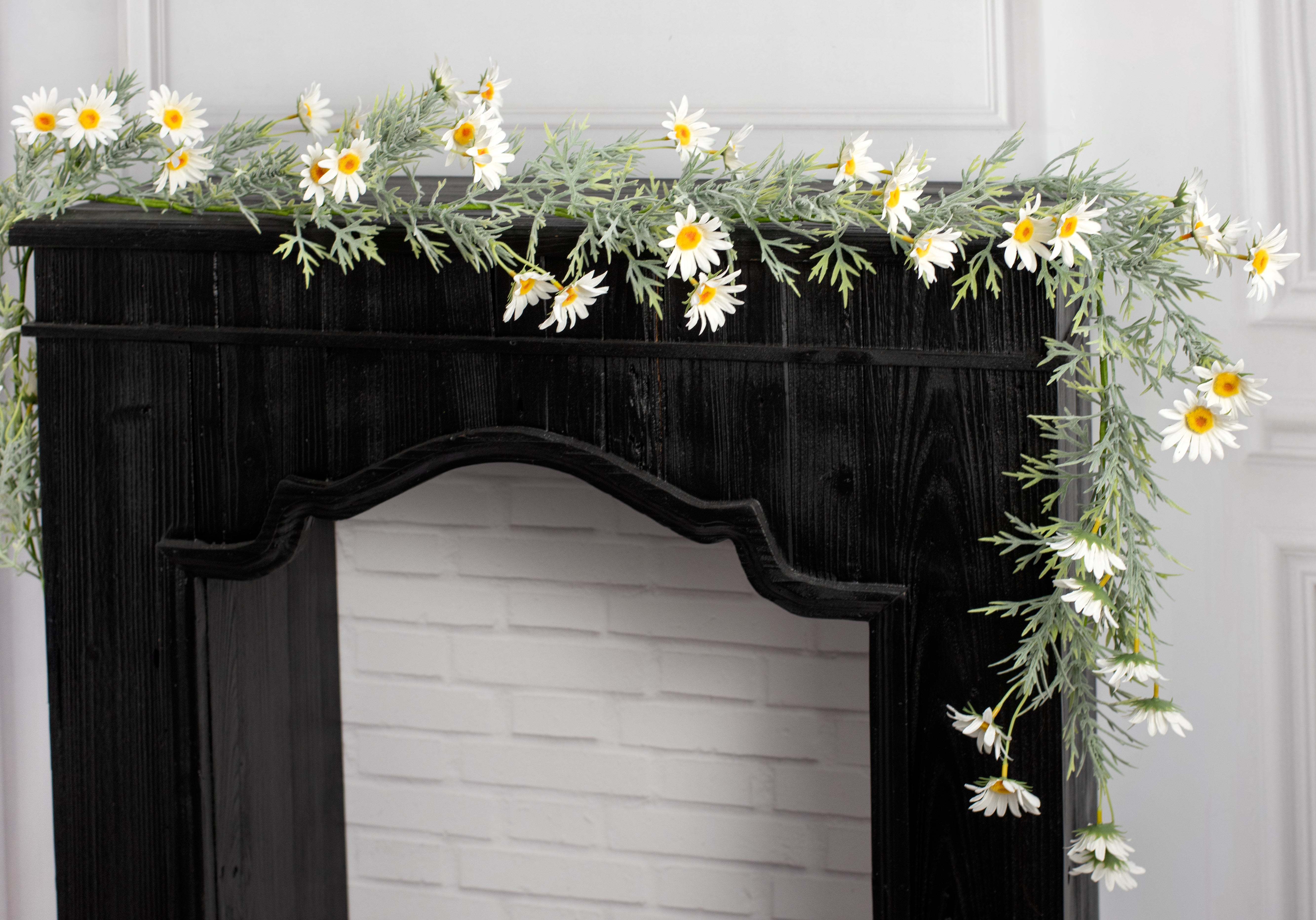 6' Daisies and Leaves Garland: White Lifestyle Photo