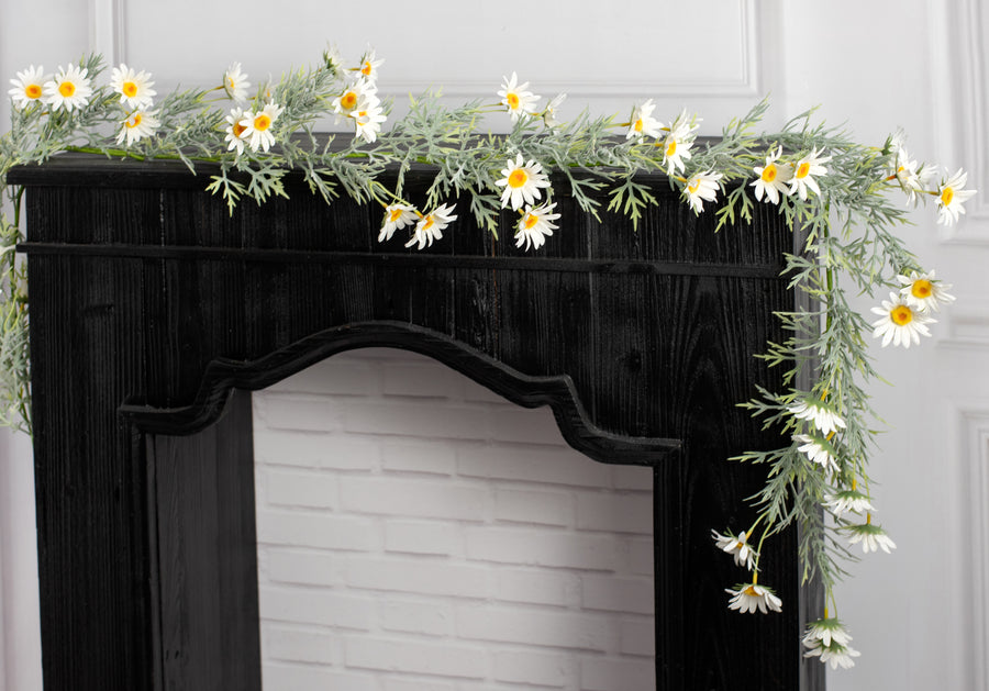 6' Daisies and Leaves Garland: White Lifestyle Photo