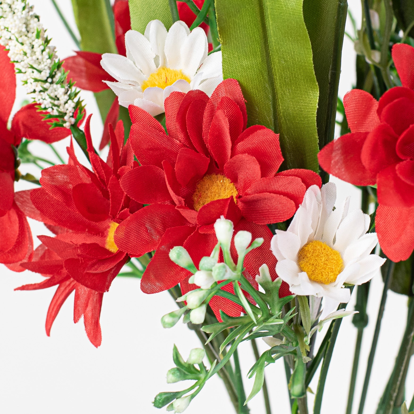 18" Daisy & Astilbe Bush: Red & White Lifestyle Photo