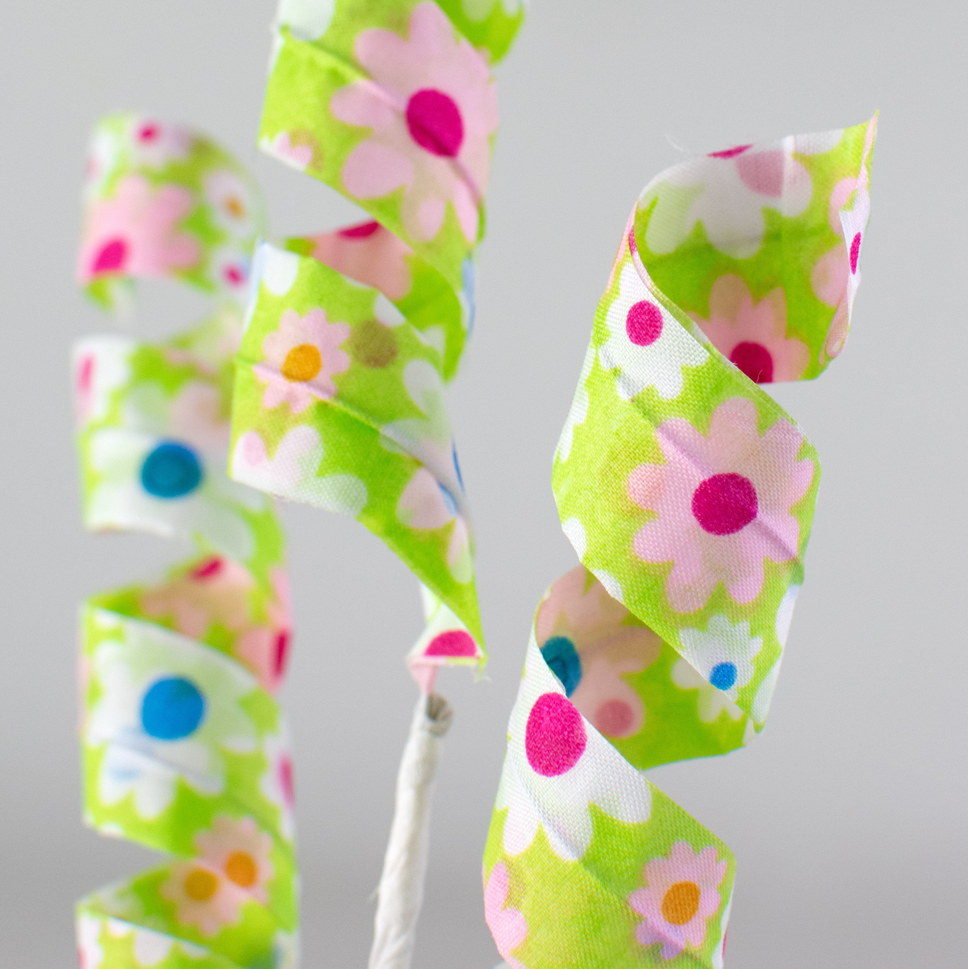 24" Daisy Fabric Curly Spray: Green Lifestyle Photo