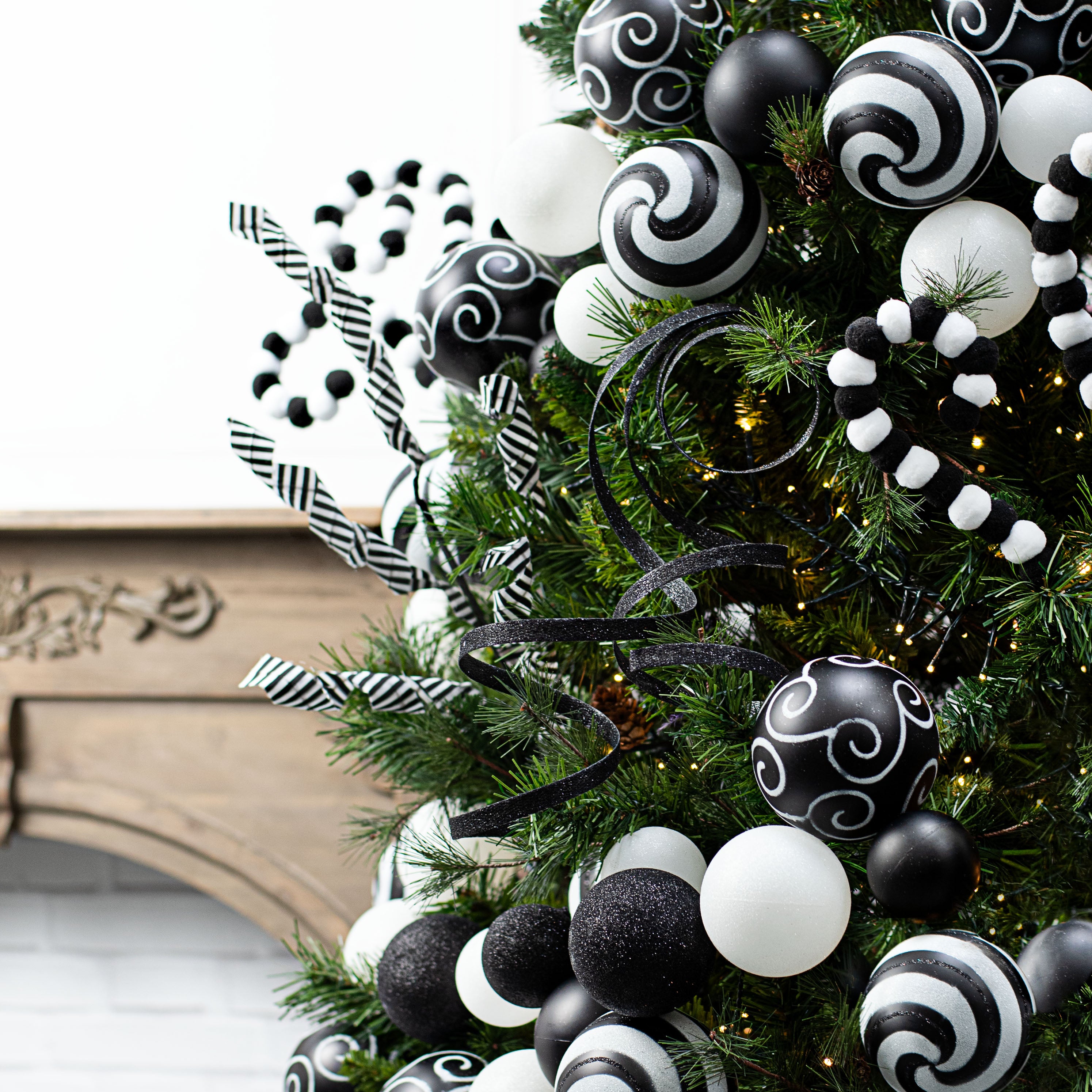 6' Effortless Ornament Garland: Black & White detail photo 4