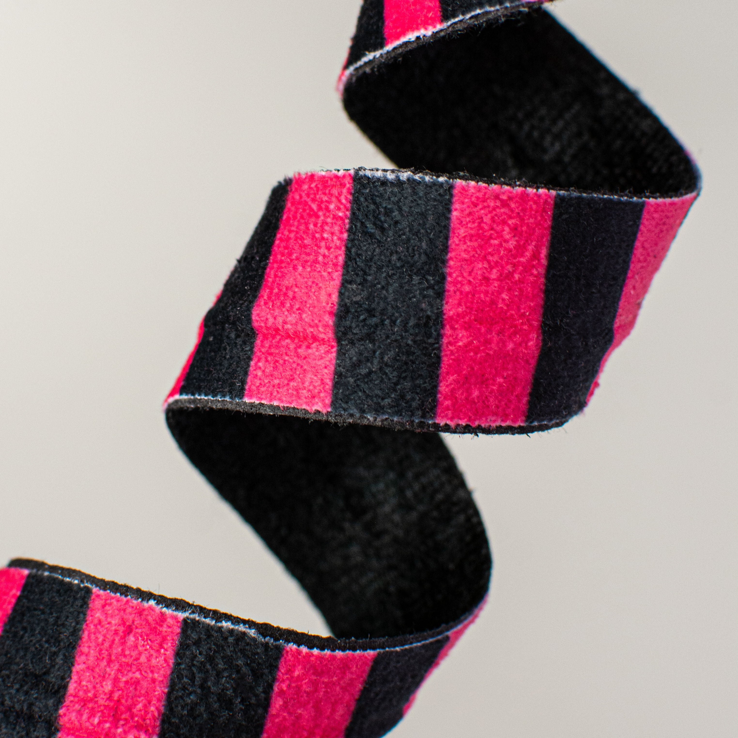 30" Double Sided Fabric Curly Spray: Black Velvet & Fuchsia detail photo 4