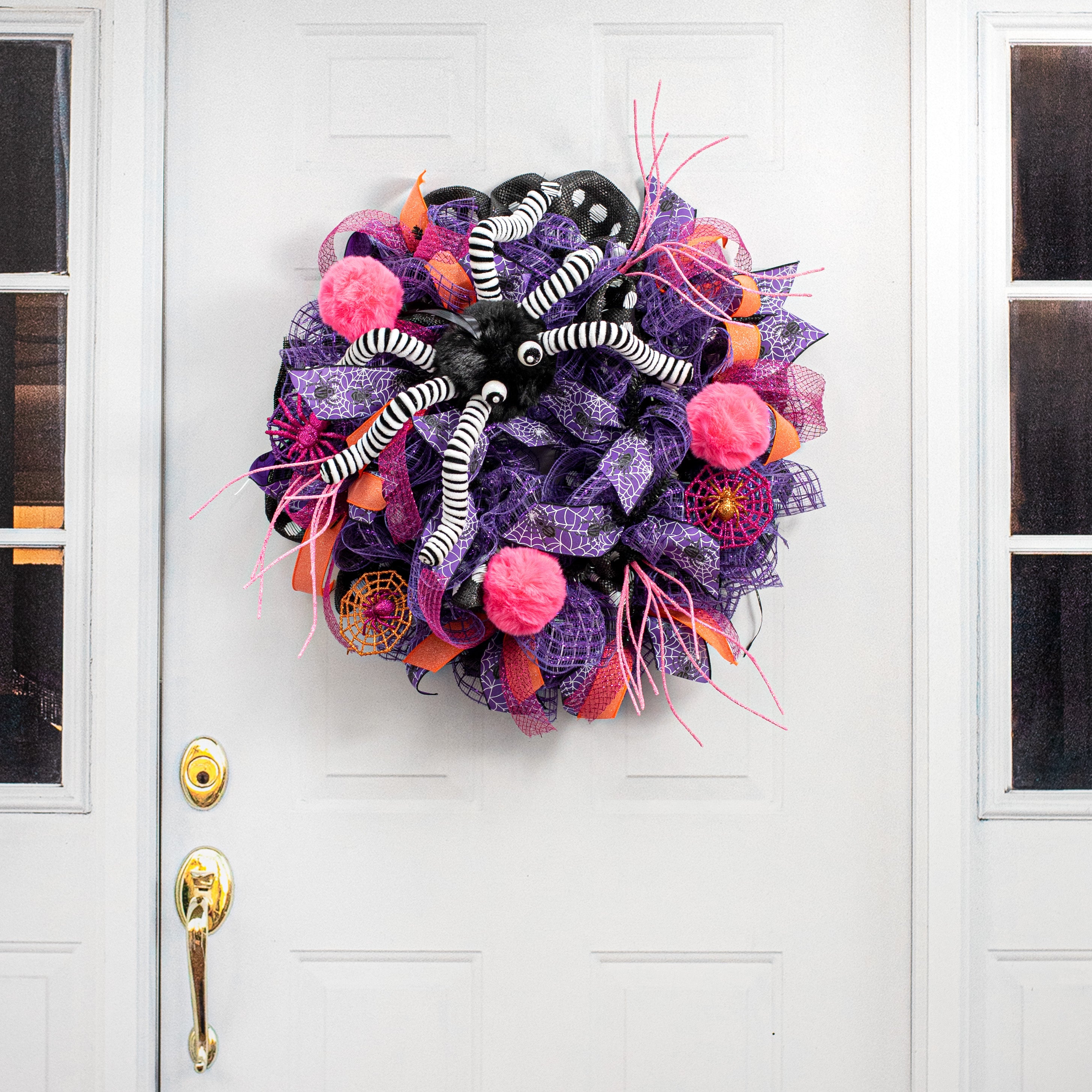 15" Faux Fur Spider Wreath Accent: Black & White detail photo 5