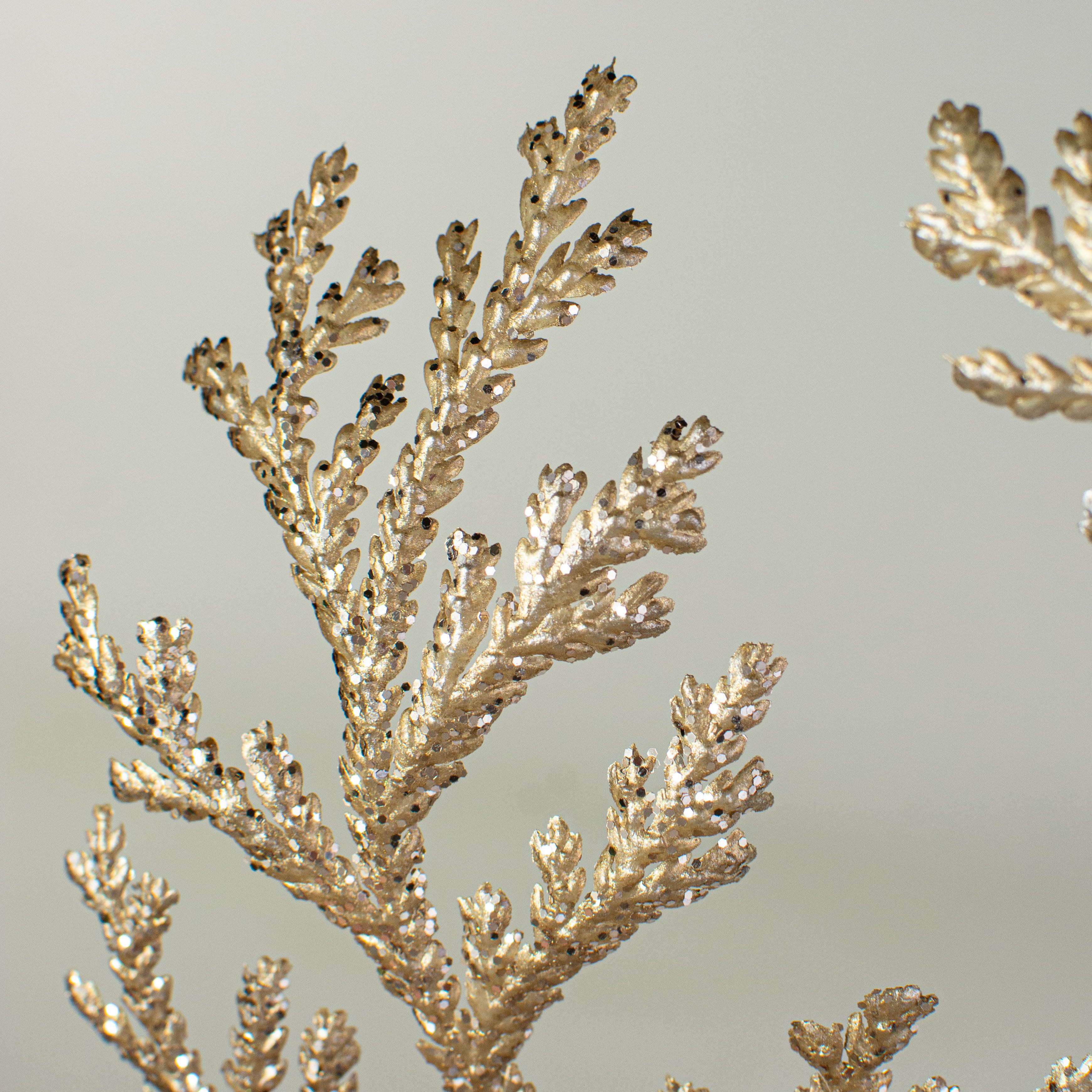 21" Flat Cedar Spray: Taupe Champagne Lifestyle Photo