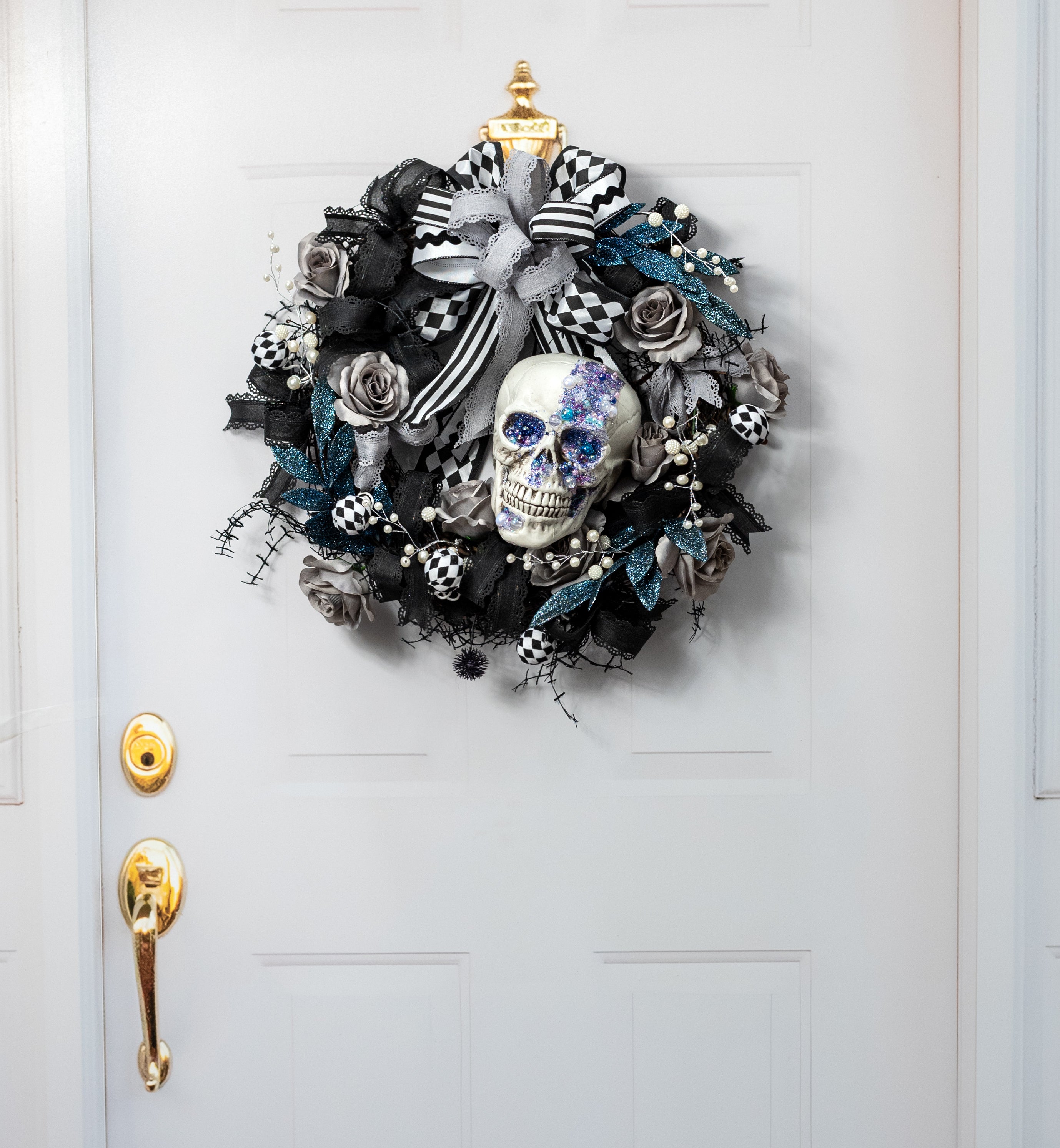 8" Foam Skull with Beads & Glitter: Antique White detail photo 4