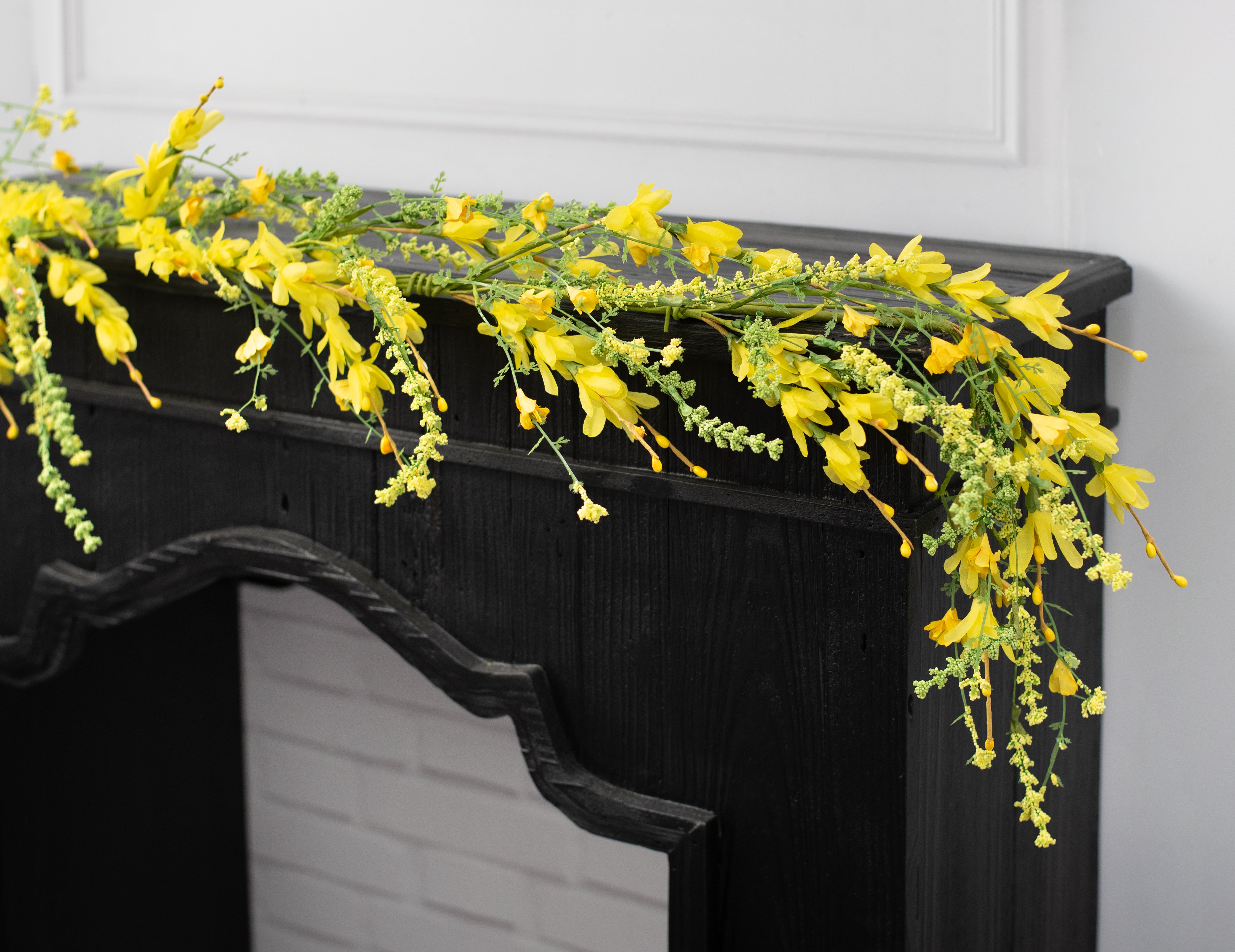 4' Forsythia and Heather Garland: Yellow Lifestyle Photo