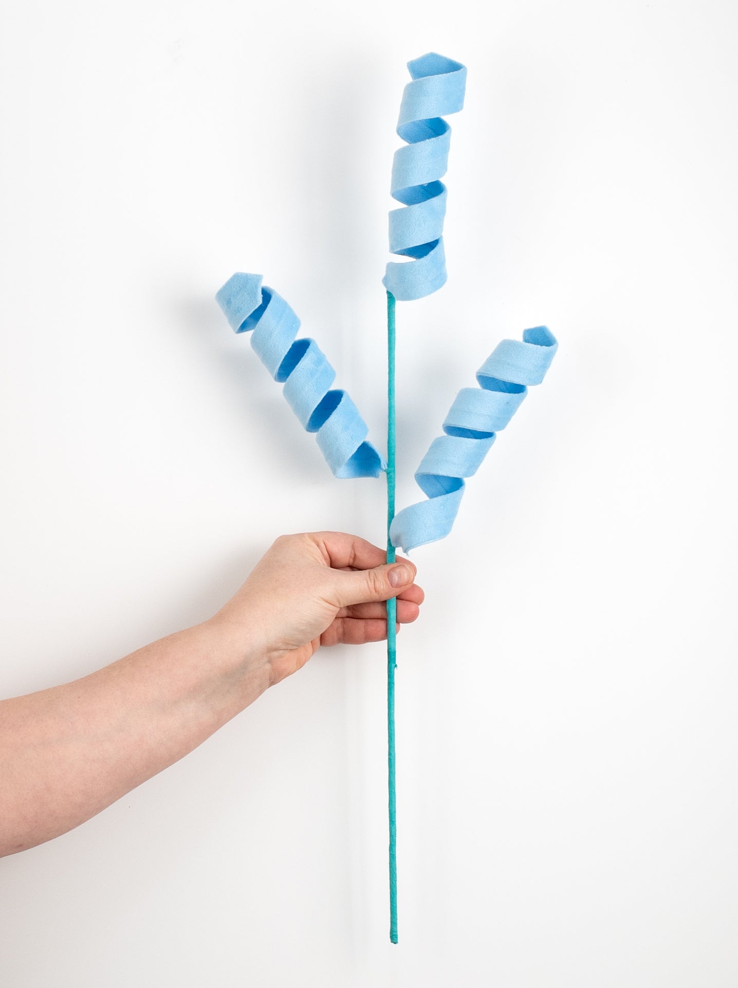 24" Fuzzy Curly Spray: Blue detail photo 3