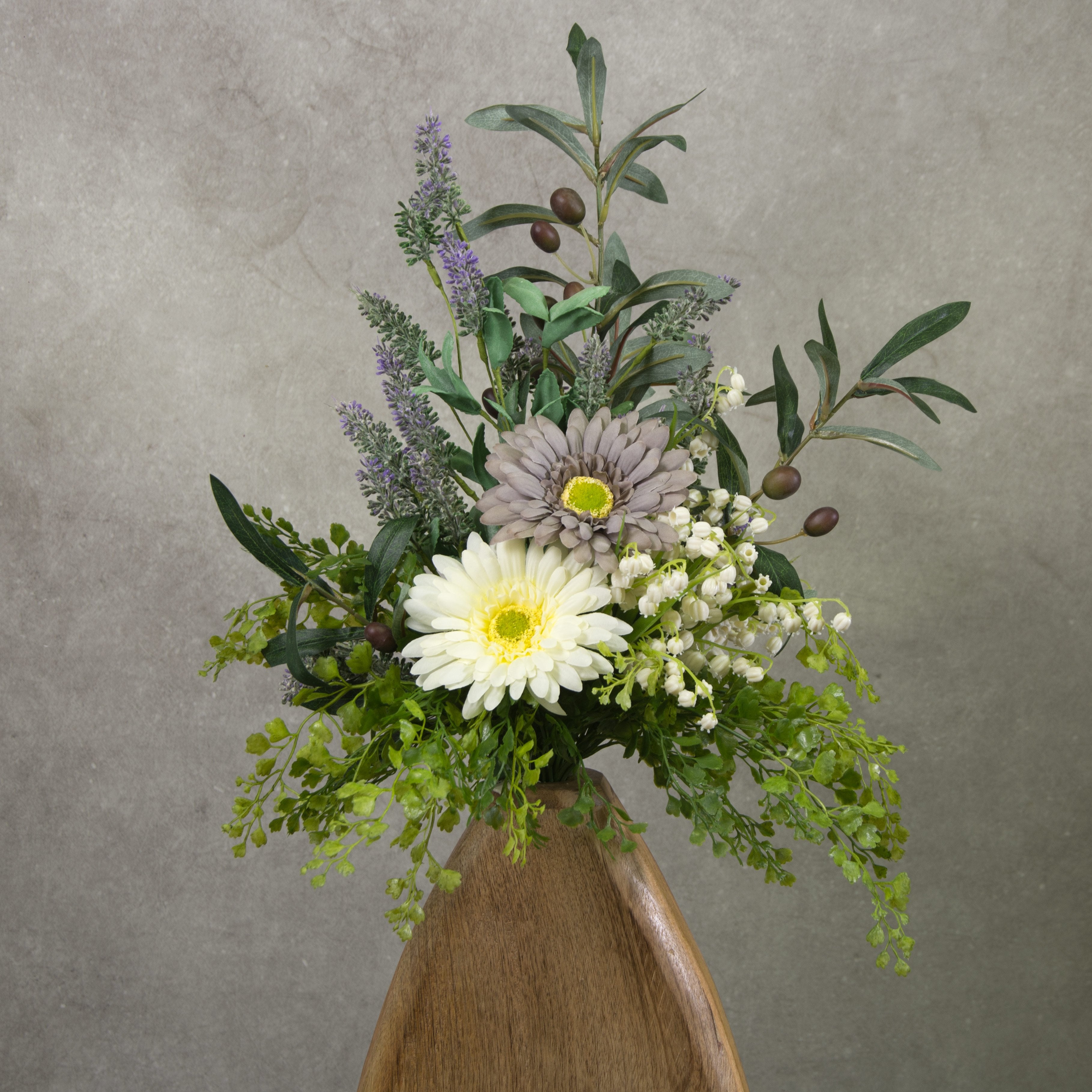 18" Gerbera Daisy Stem: Cream detail photo 3