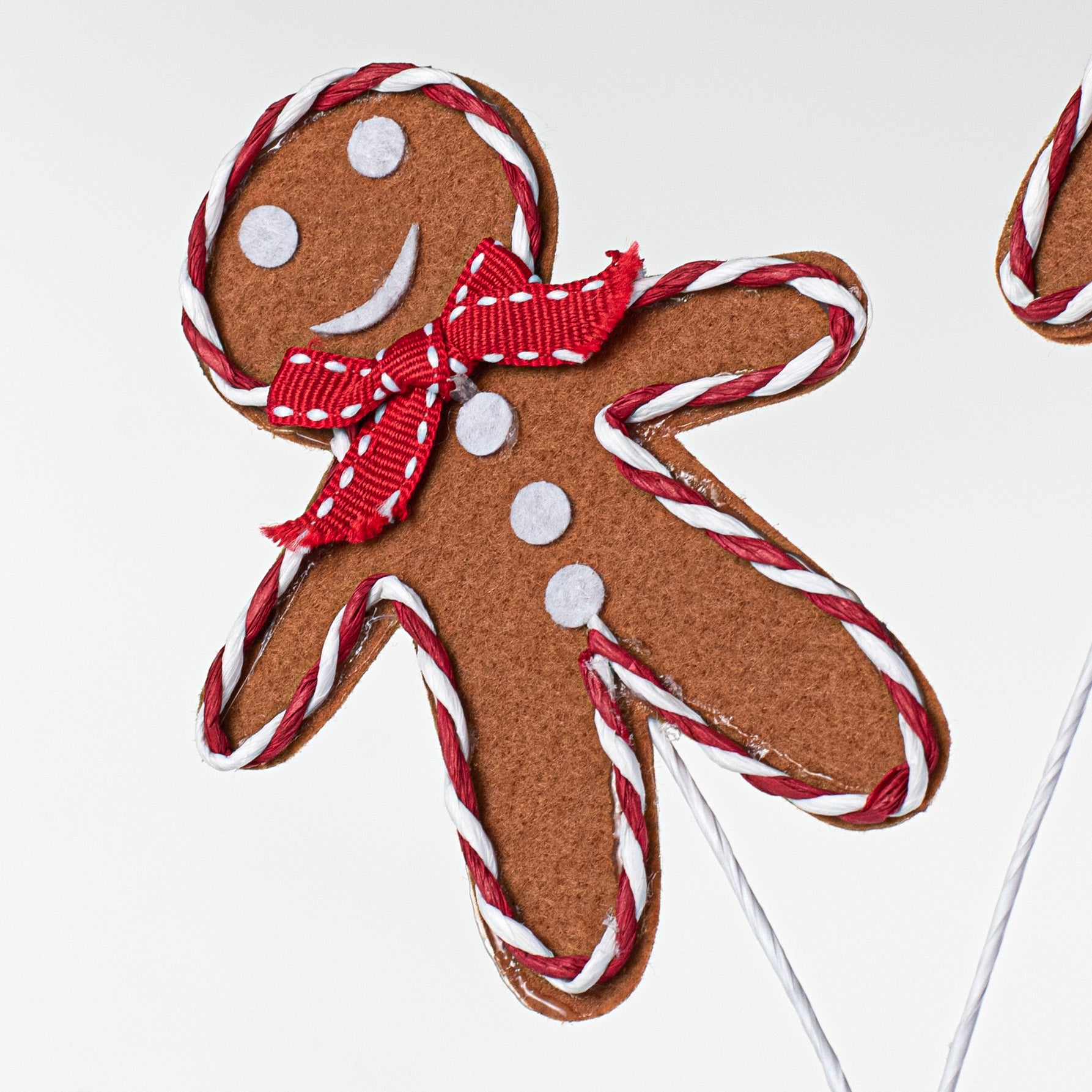 27" Gingerbread Spray Lifestyle Photo