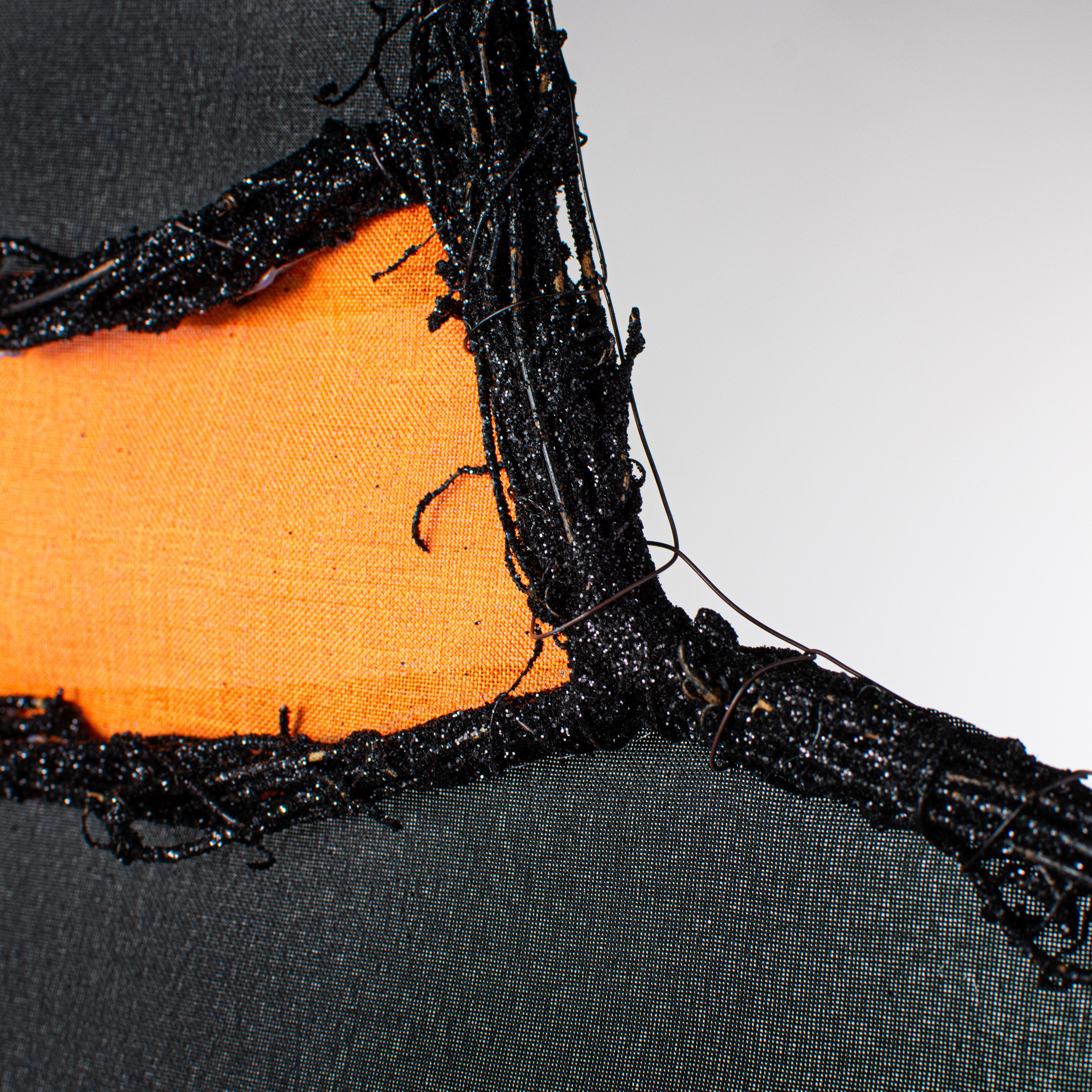 21" Grapevine Hanger: Black Witch Hat detail photo 3
