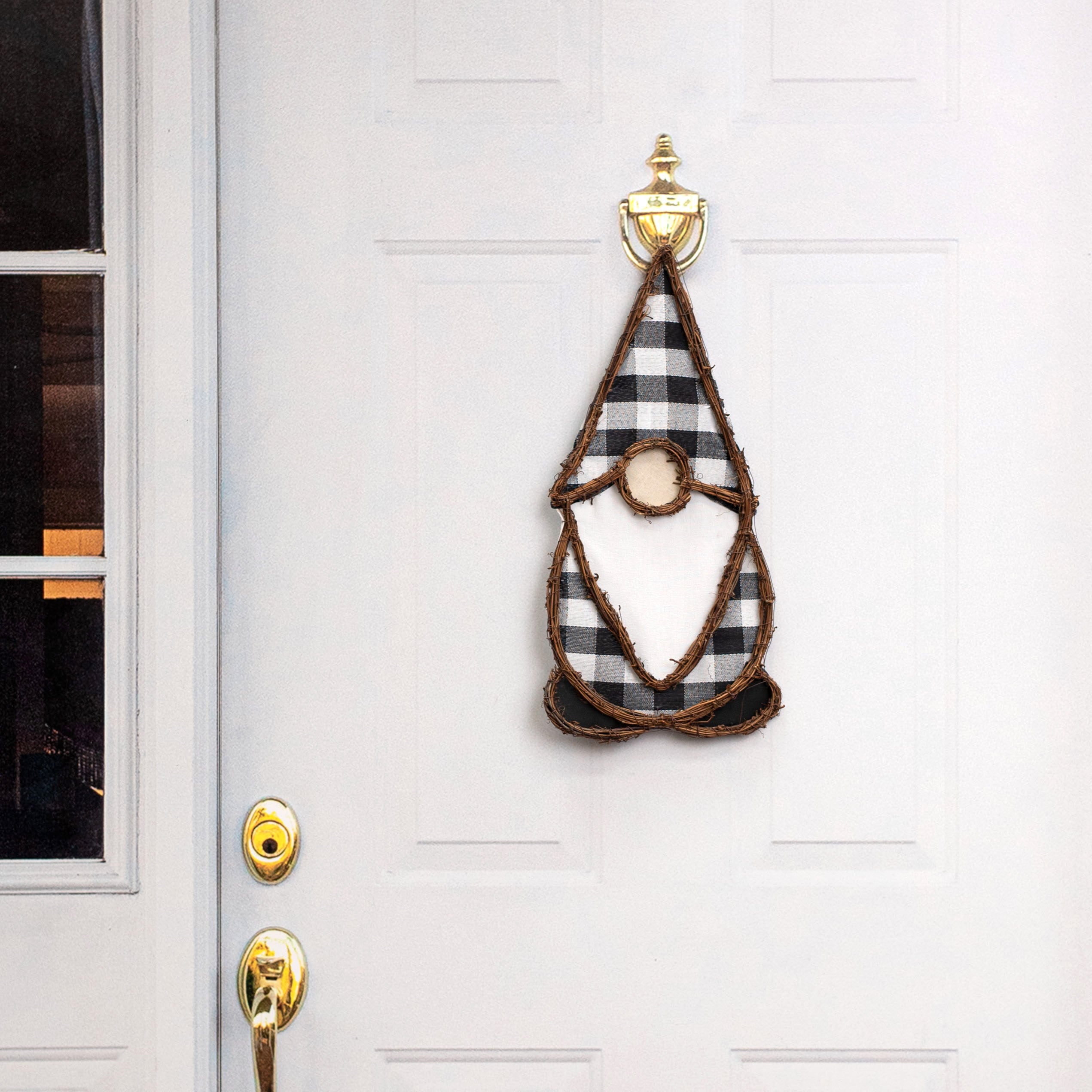 20" Grapevine Hanger: BW Check Gnome Lifestyle Photo