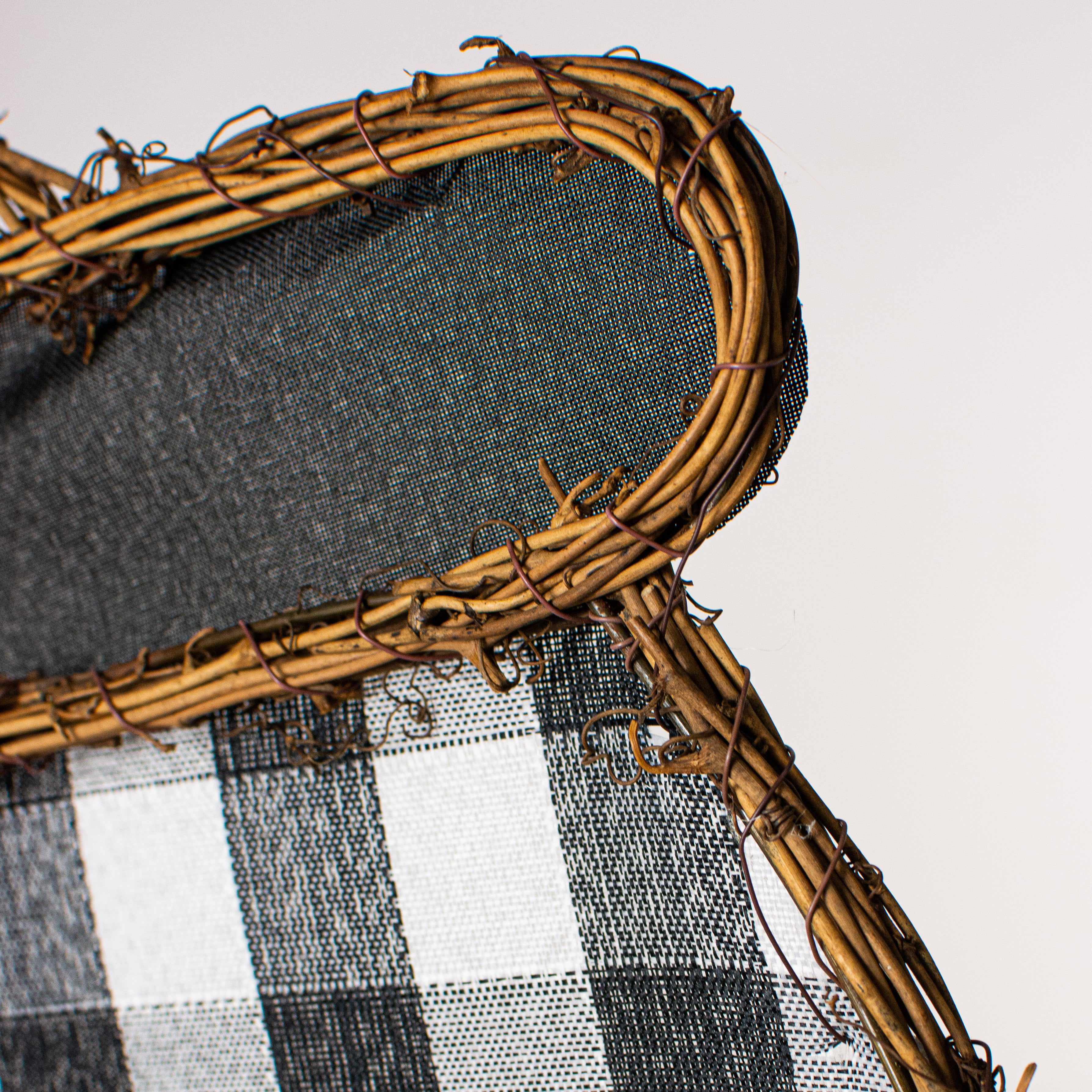 21" Grapevine Hanger: BW Check Mittens detail photo 3