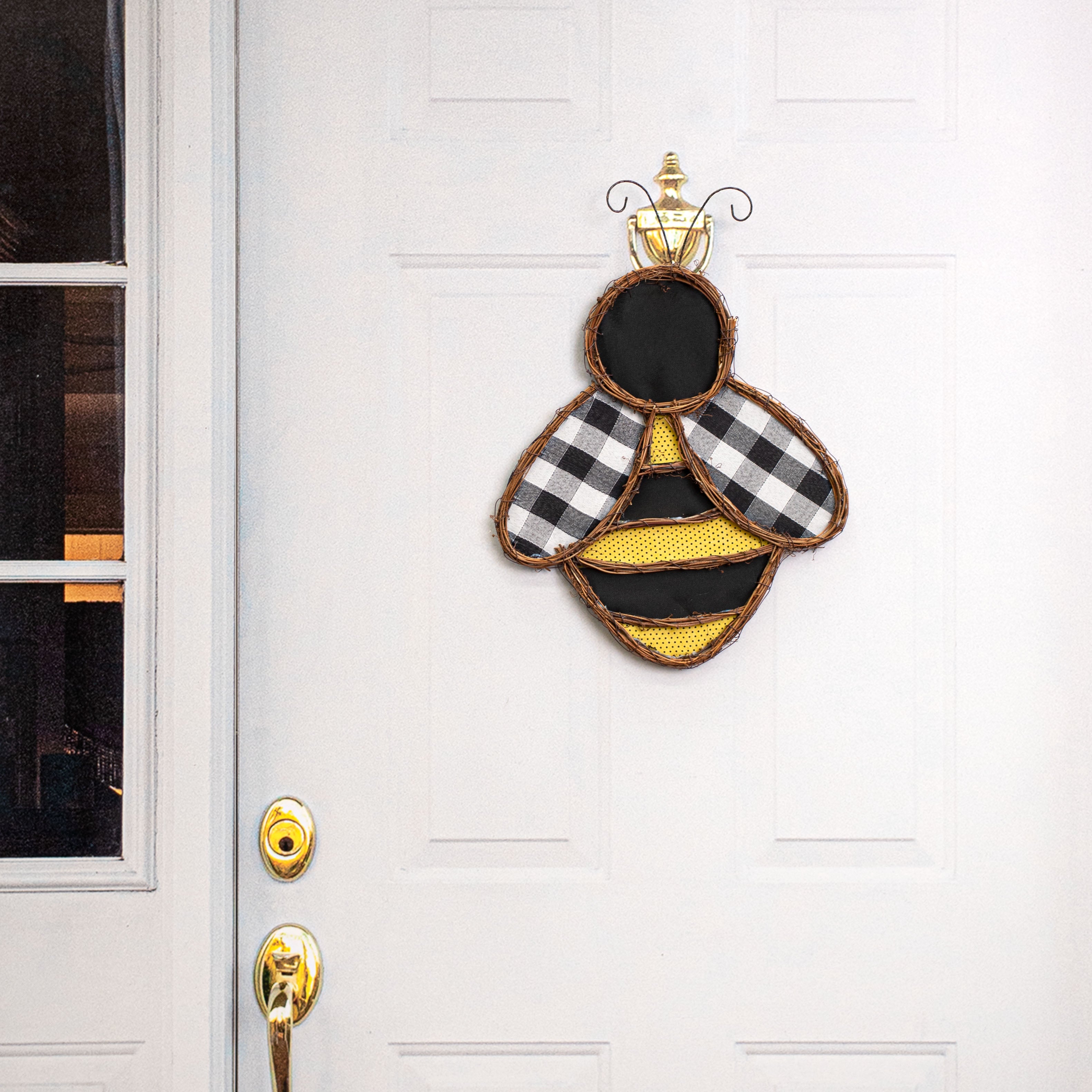 19" Grapevine Hanger: Check Bumble Bee Lifestyle Photo