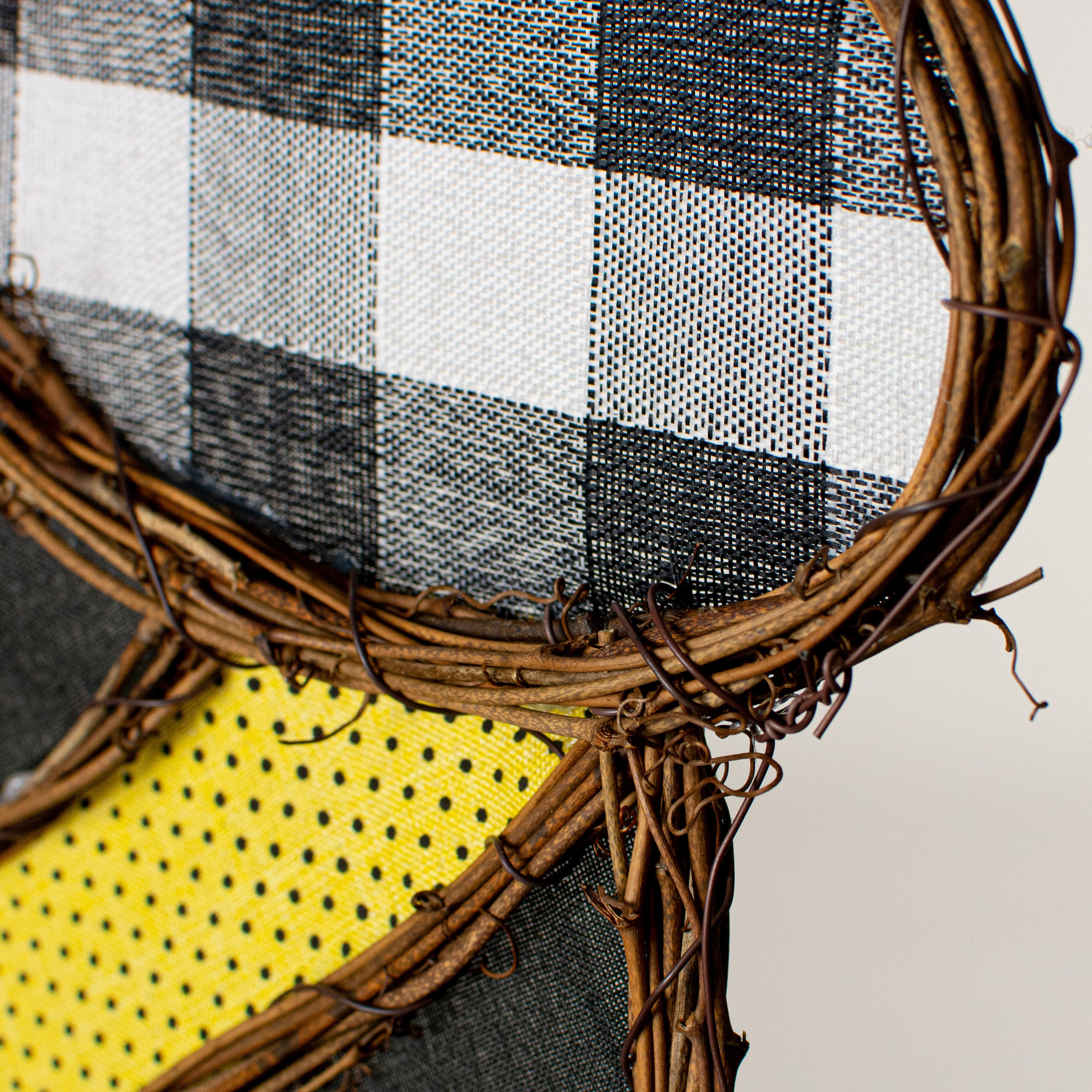 19" Grapevine Hanger: Check Bumble Bee detail photo 3
