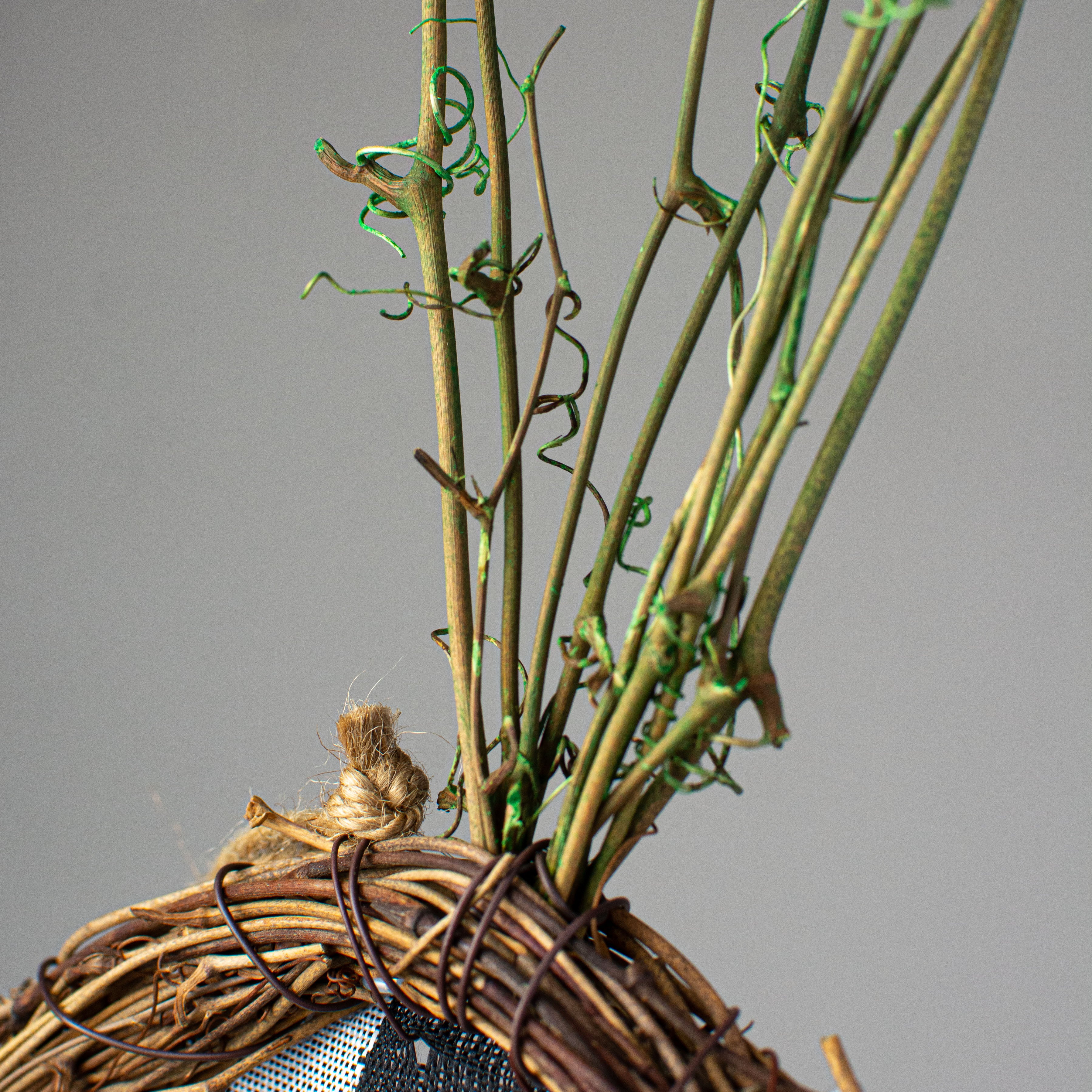 24" Grapevine Hanger: Check Carrot detail photo 3