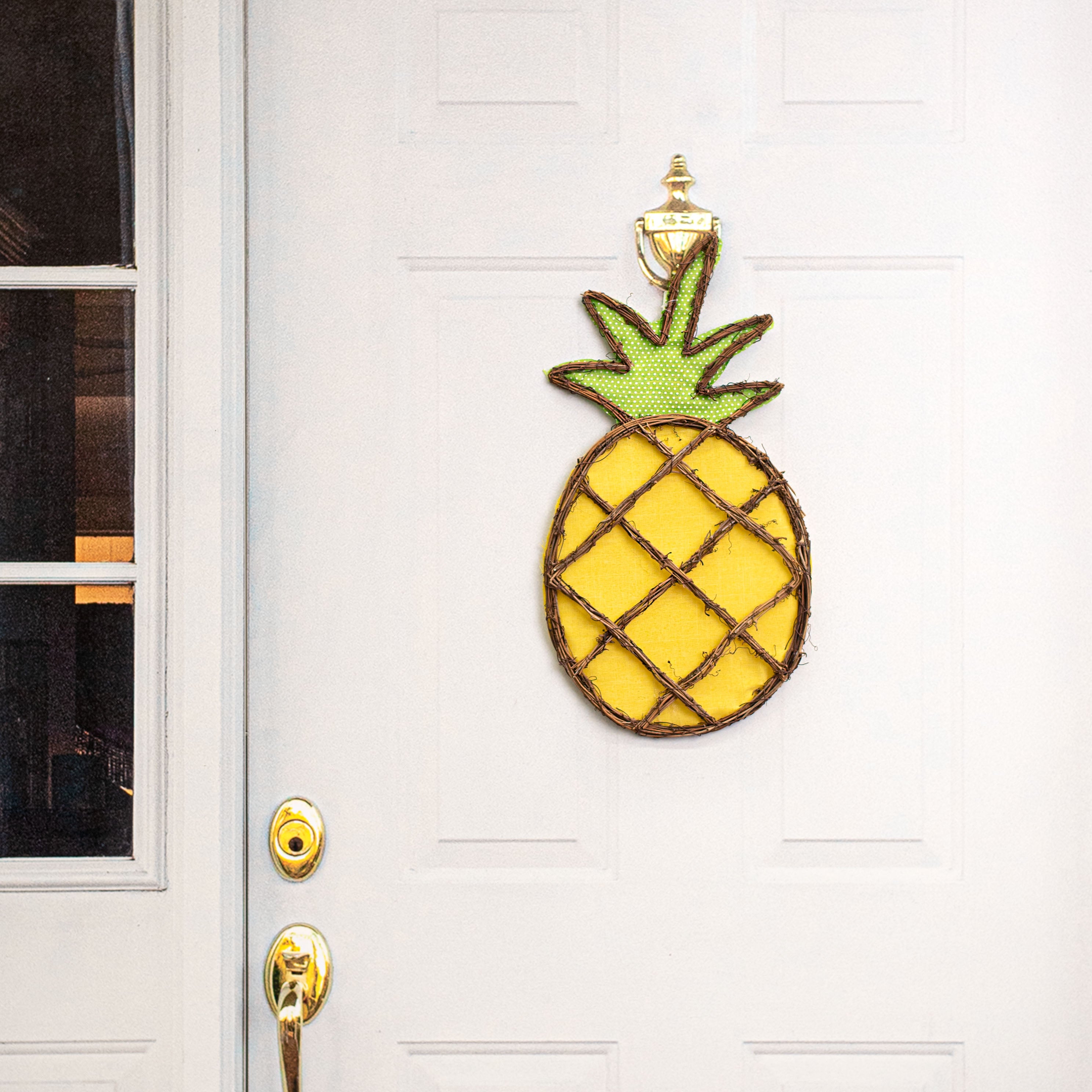 21" Grapevine Hanger: Pineapple Lifestyle Photo