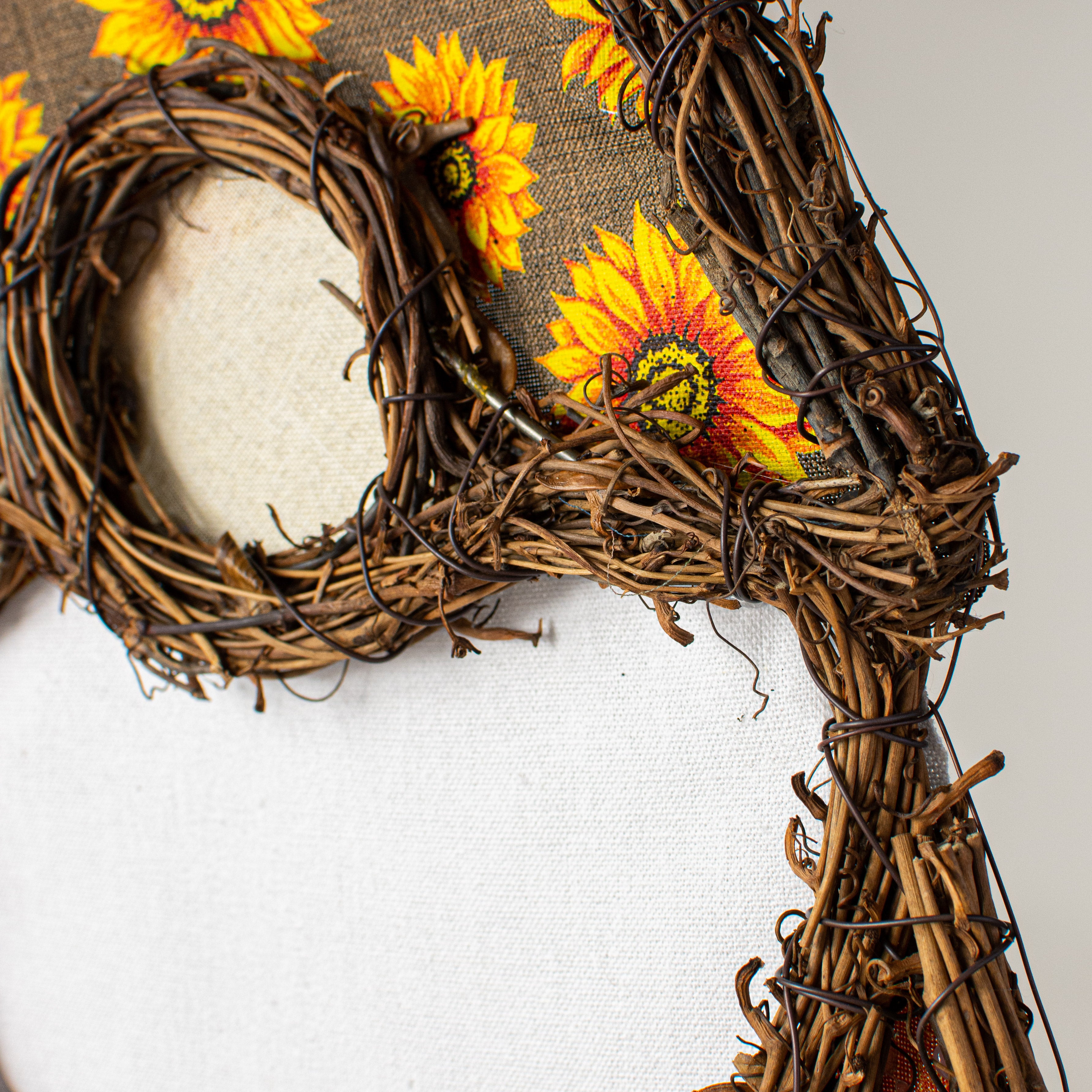 20" Grapevine Hanger: Sunflowers Gnome detail photo 3