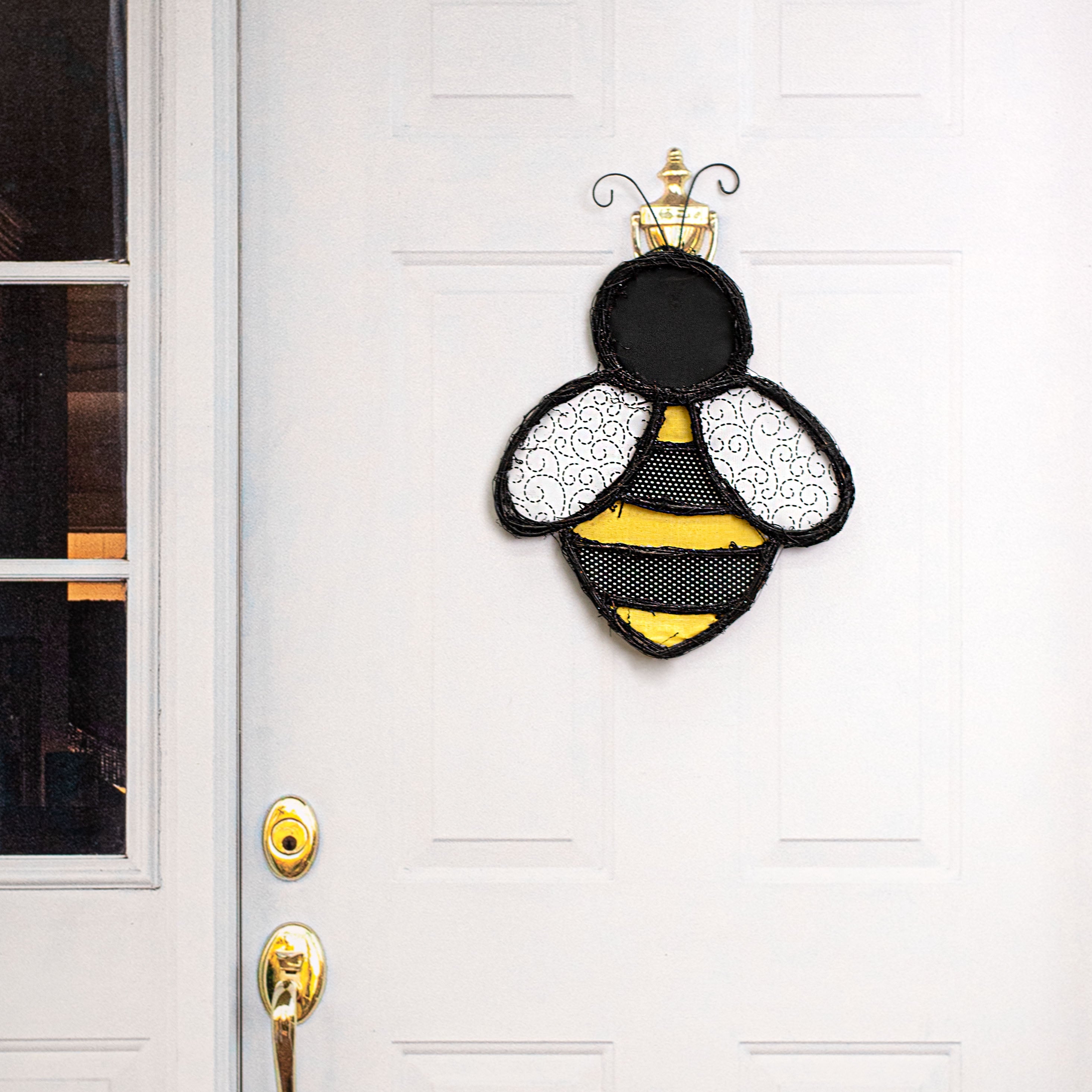 20" Grapevine Hanger: Swirl Bumble Bee Lifestyle Photo