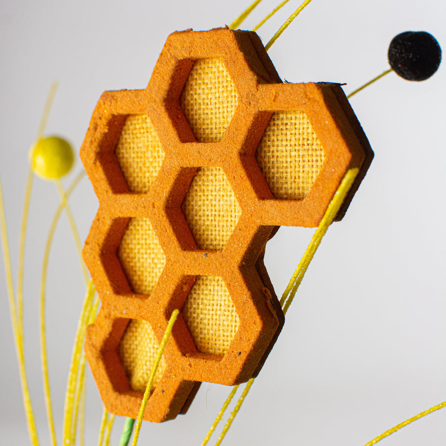 30" Honeycomb Spray Lifestyle Photo