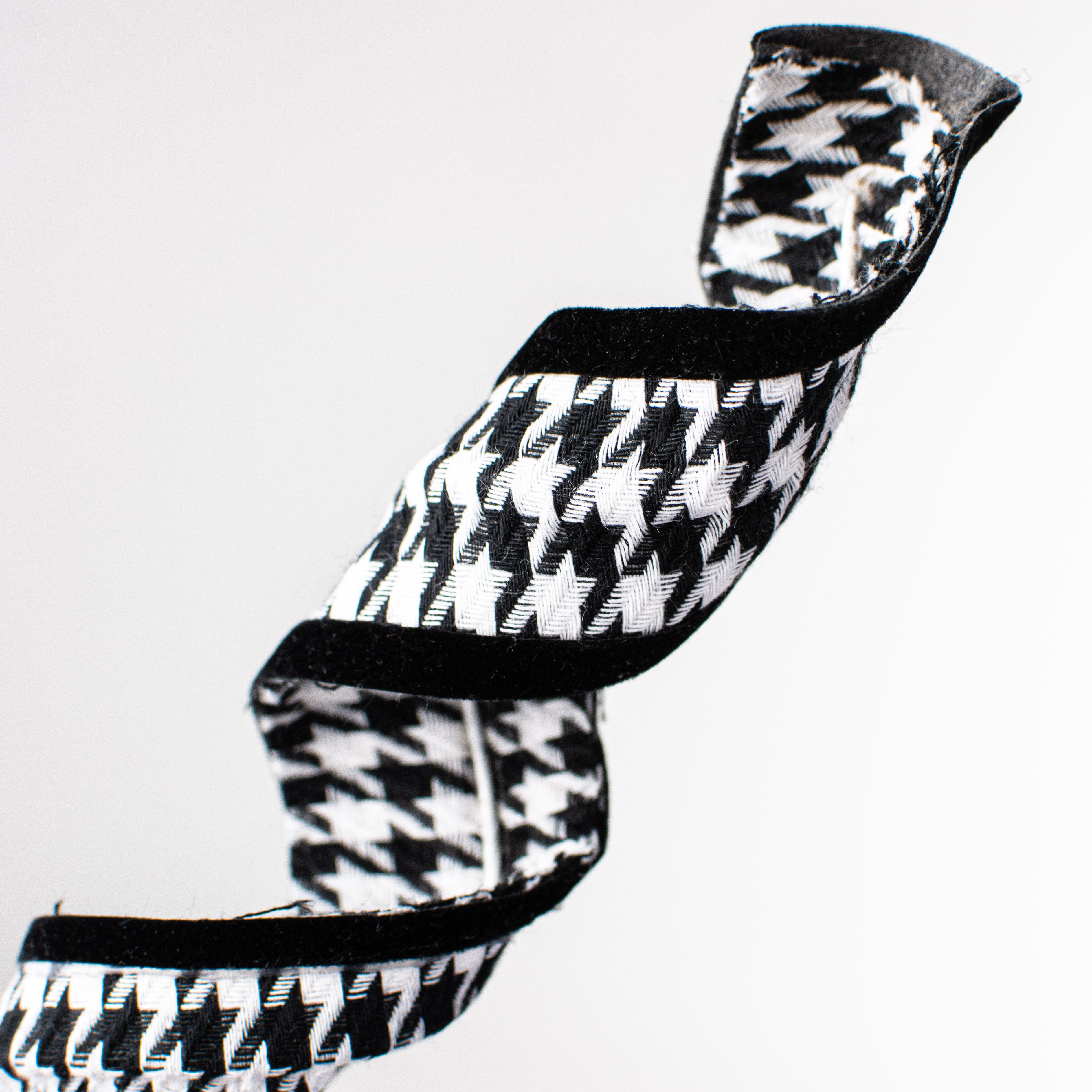 28" Houndstooth Curly Spray Lifestyle Photo