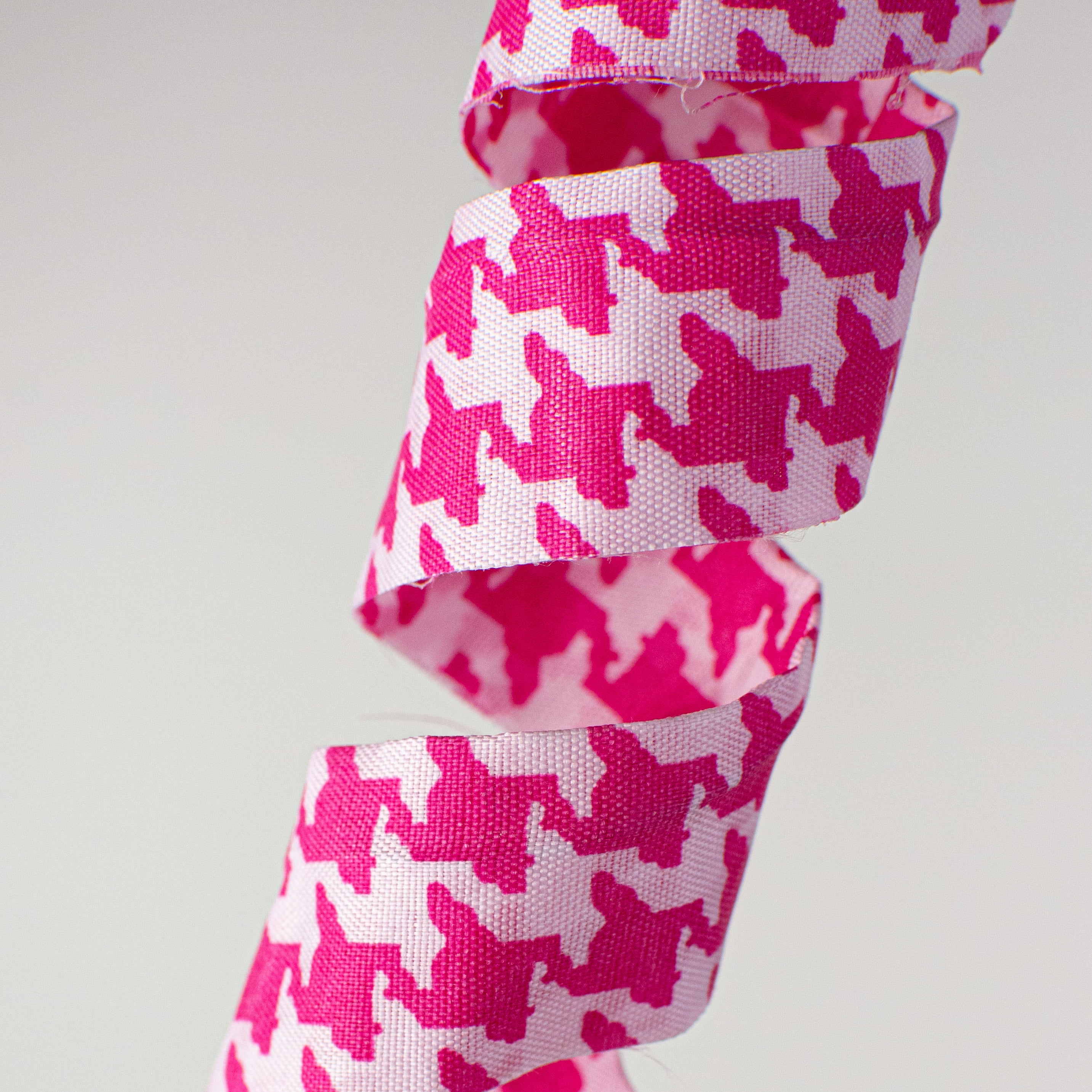 24" Houndstooth Curly Spray: Fuchsia Lifestyle Photo