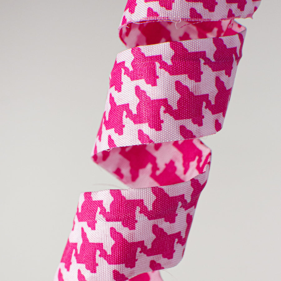24" Houndstooth Curly Spray: Fuchsia Lifestyle Photo