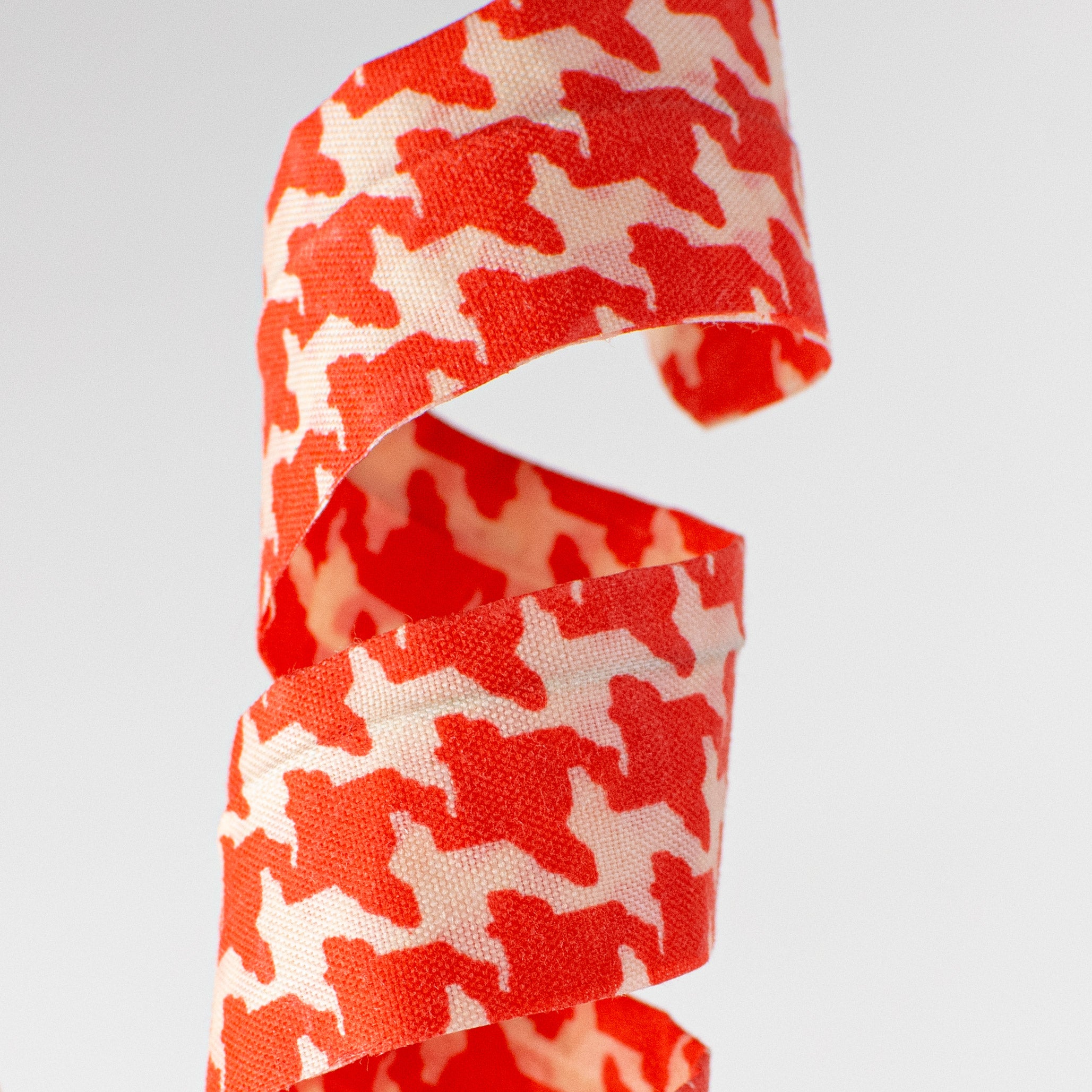 24" Houndstooth Curly Spray: Orange Lifestyle Photo