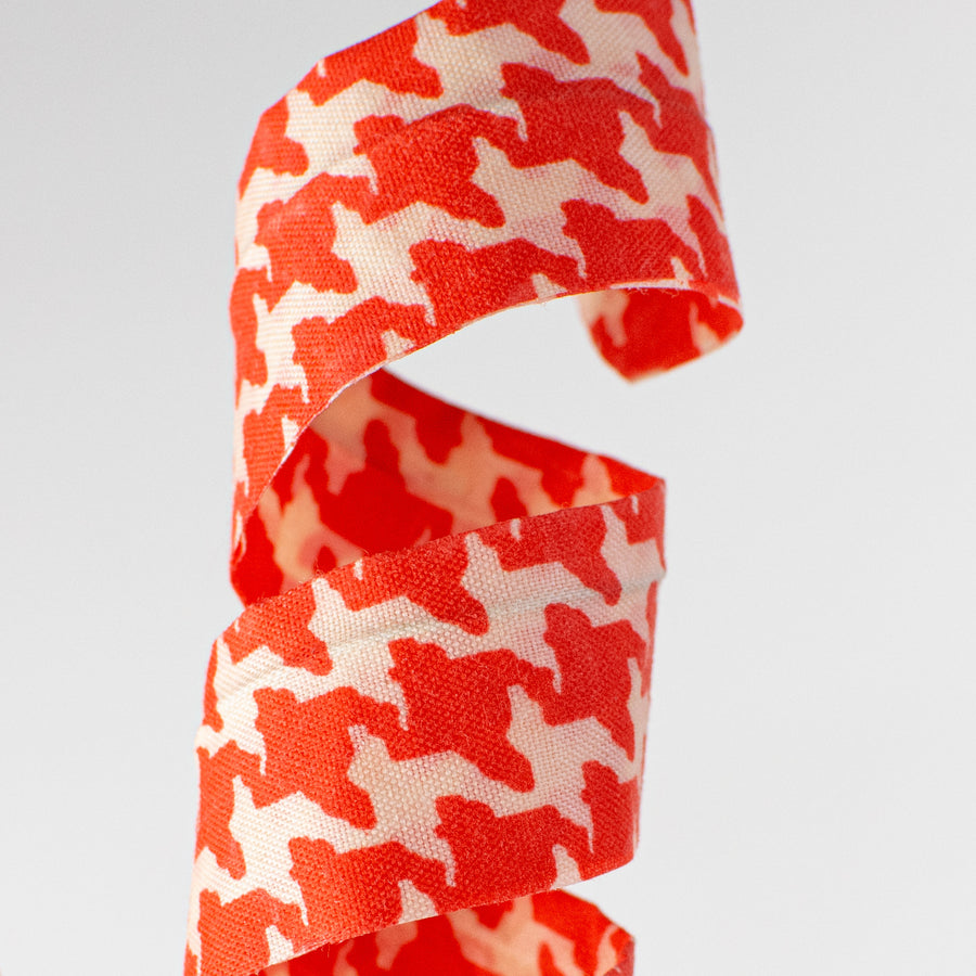 24" Houndstooth Curly Spray: Orange Lifestyle Photo