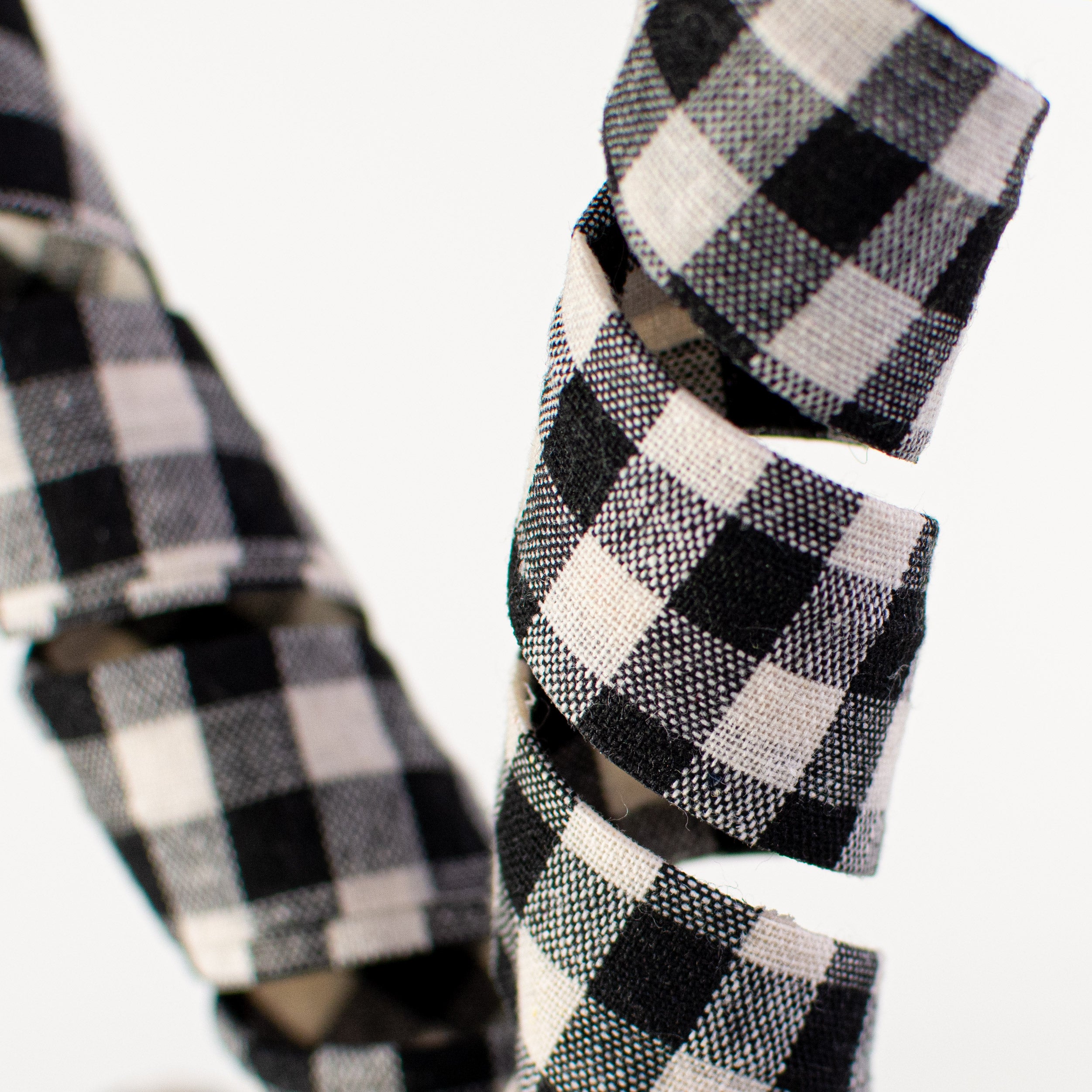 30" Gingham Curly Spray: Black & Off White