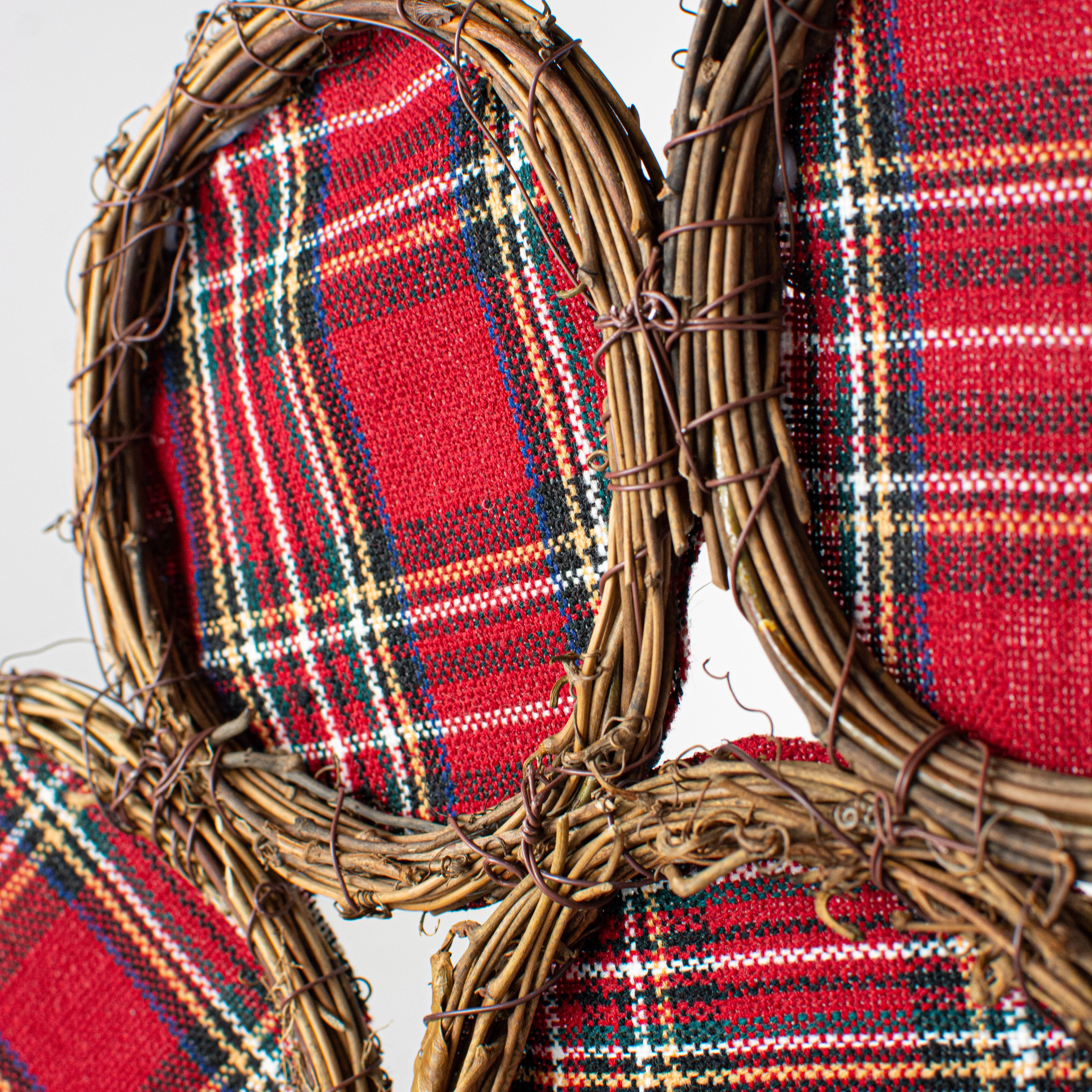 15" Grapevine Hanger: Tartan Plaid Paw Print