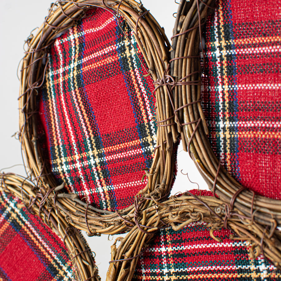 15" Grapevine Hanger: Tartan Plaid Paw Print