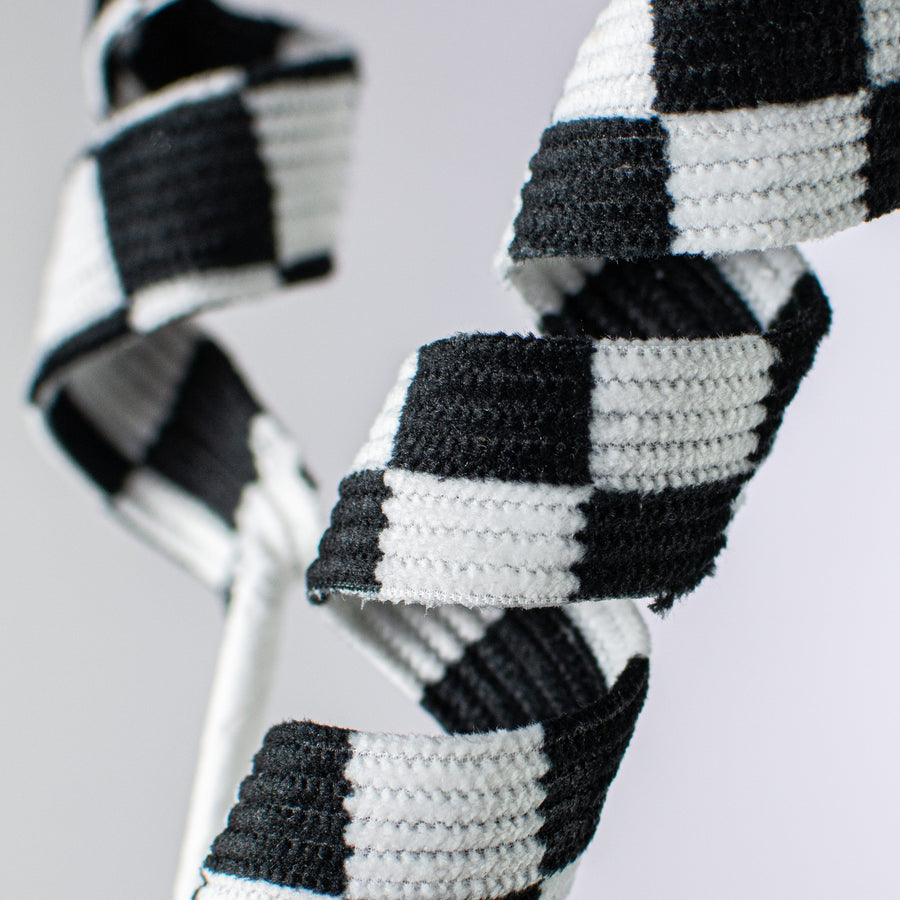 24" Checker Curly Spray: Black & White