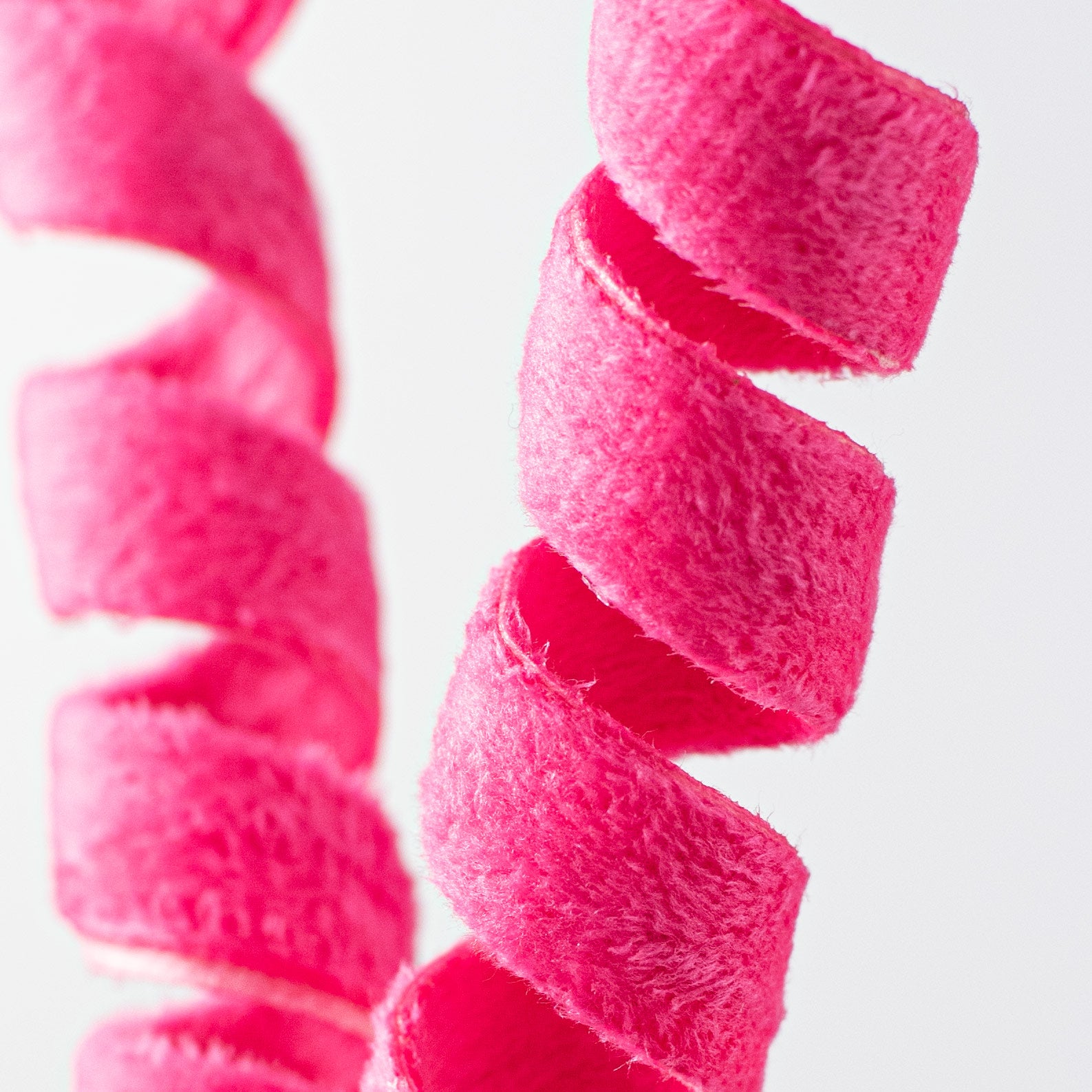 16" Fuzzy Curly Spray: Fuchsia Pink