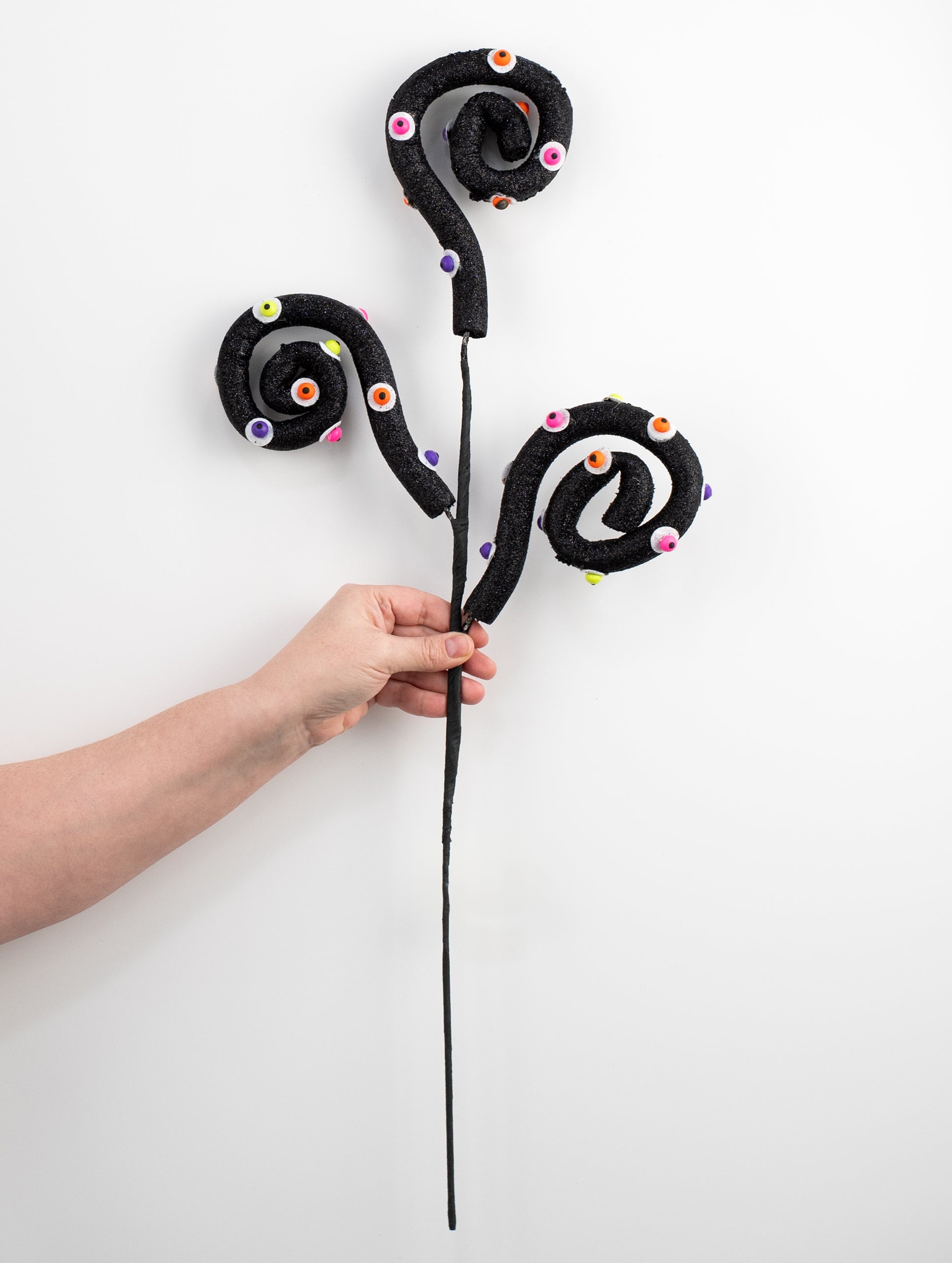 28" Eyeballs Curly Spray: Black
