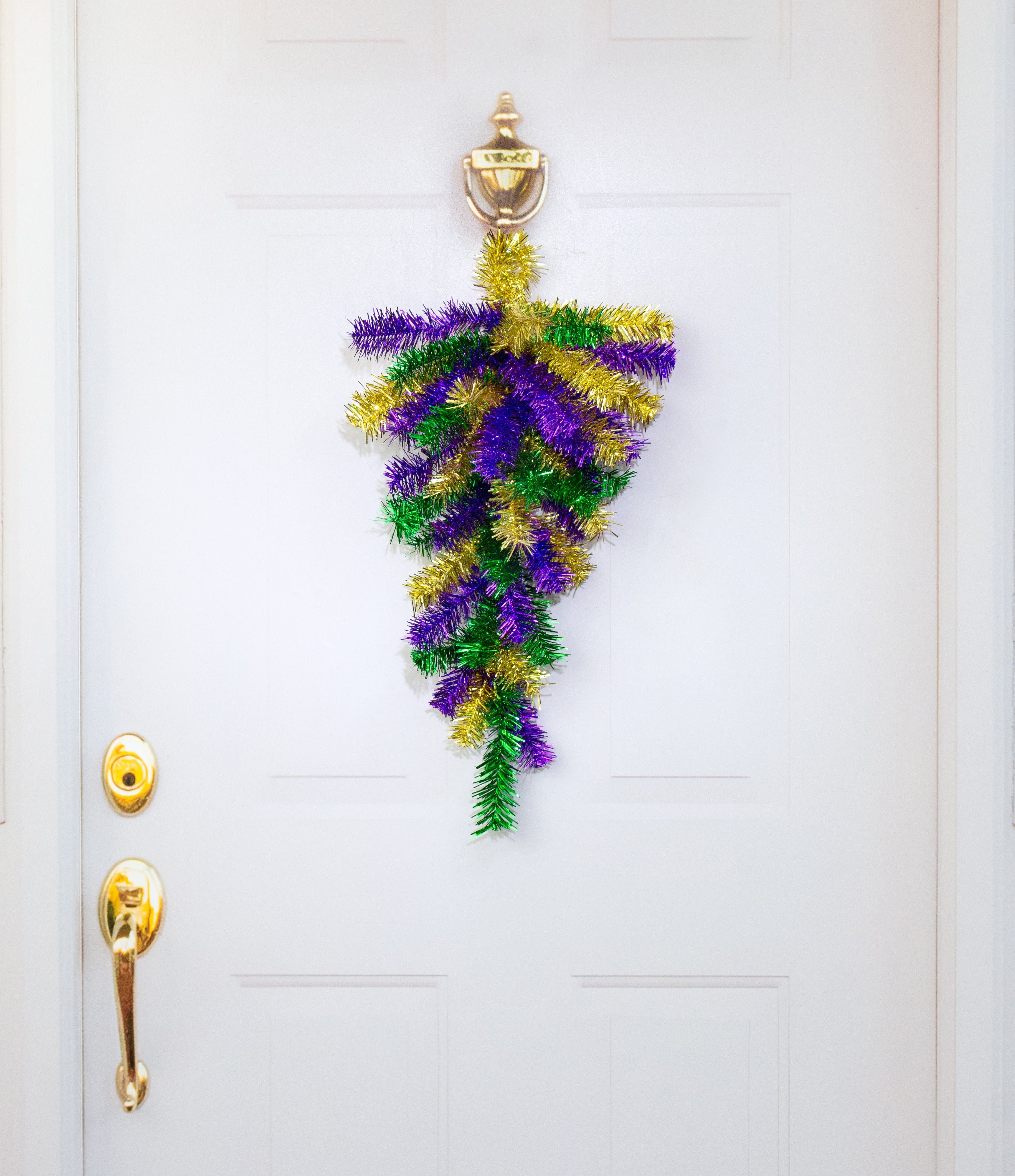 20" Pine Teardrop Swag: Metallic Mardi Gras (45 Tips)